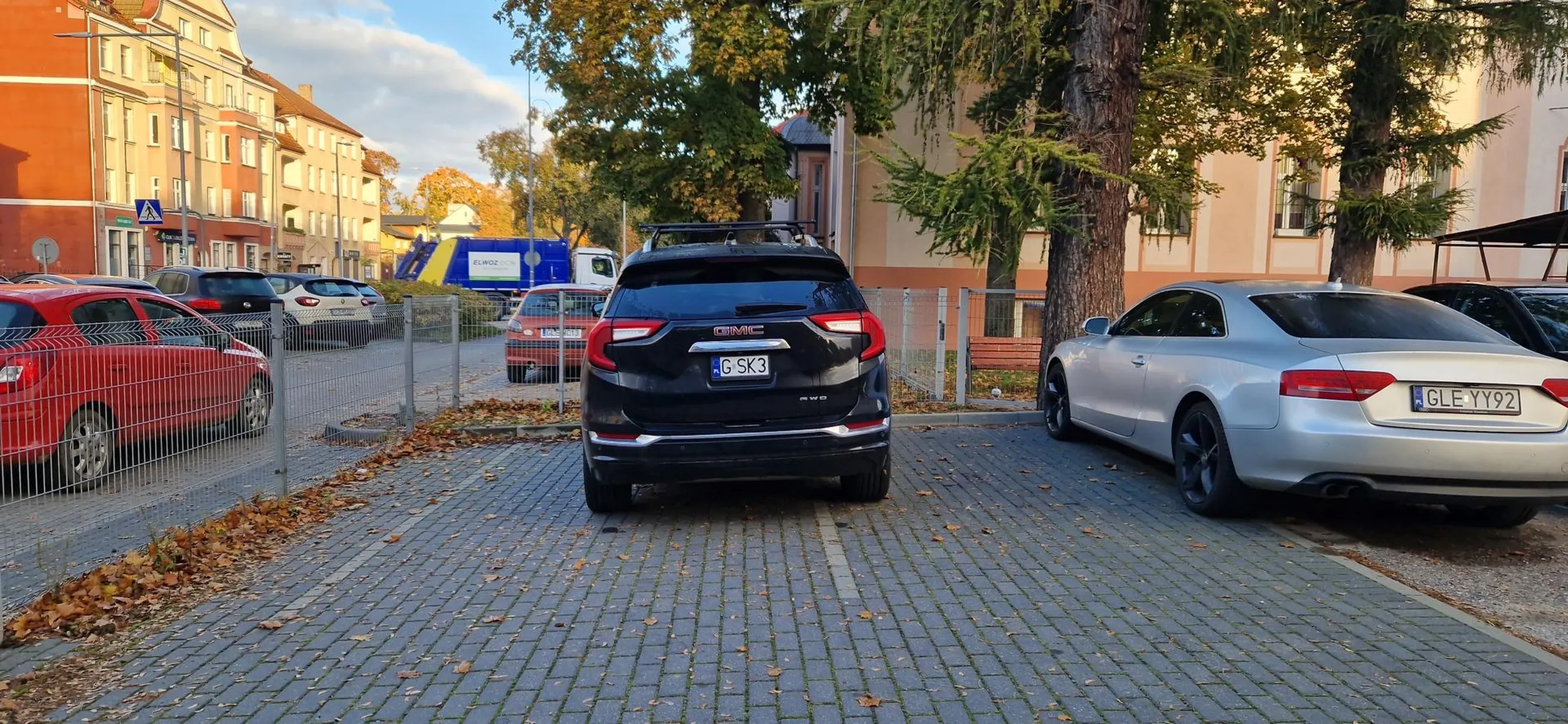 Nie jesteś sam na tym parkingu... Parking pod szpitalem, auto parkujące często, więc pewnie pracownik. Trochę więcej empatii dla innych.