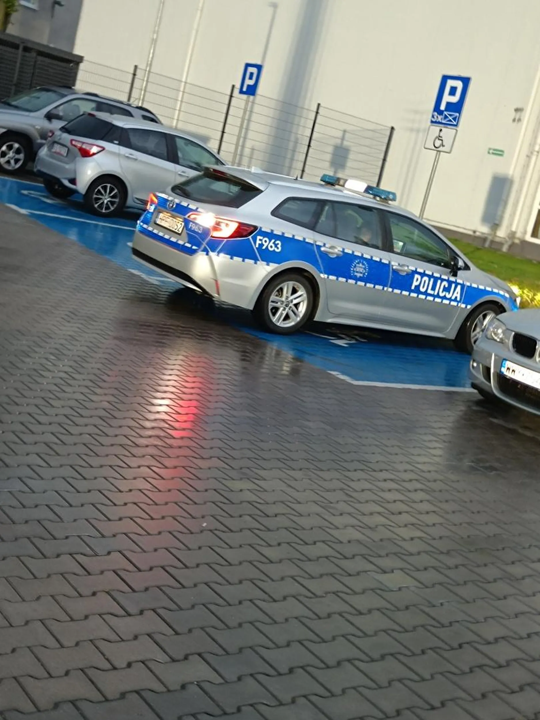 Parkuje na miejscu dla niepełnosprawnych bez karty (nie dziwię się)