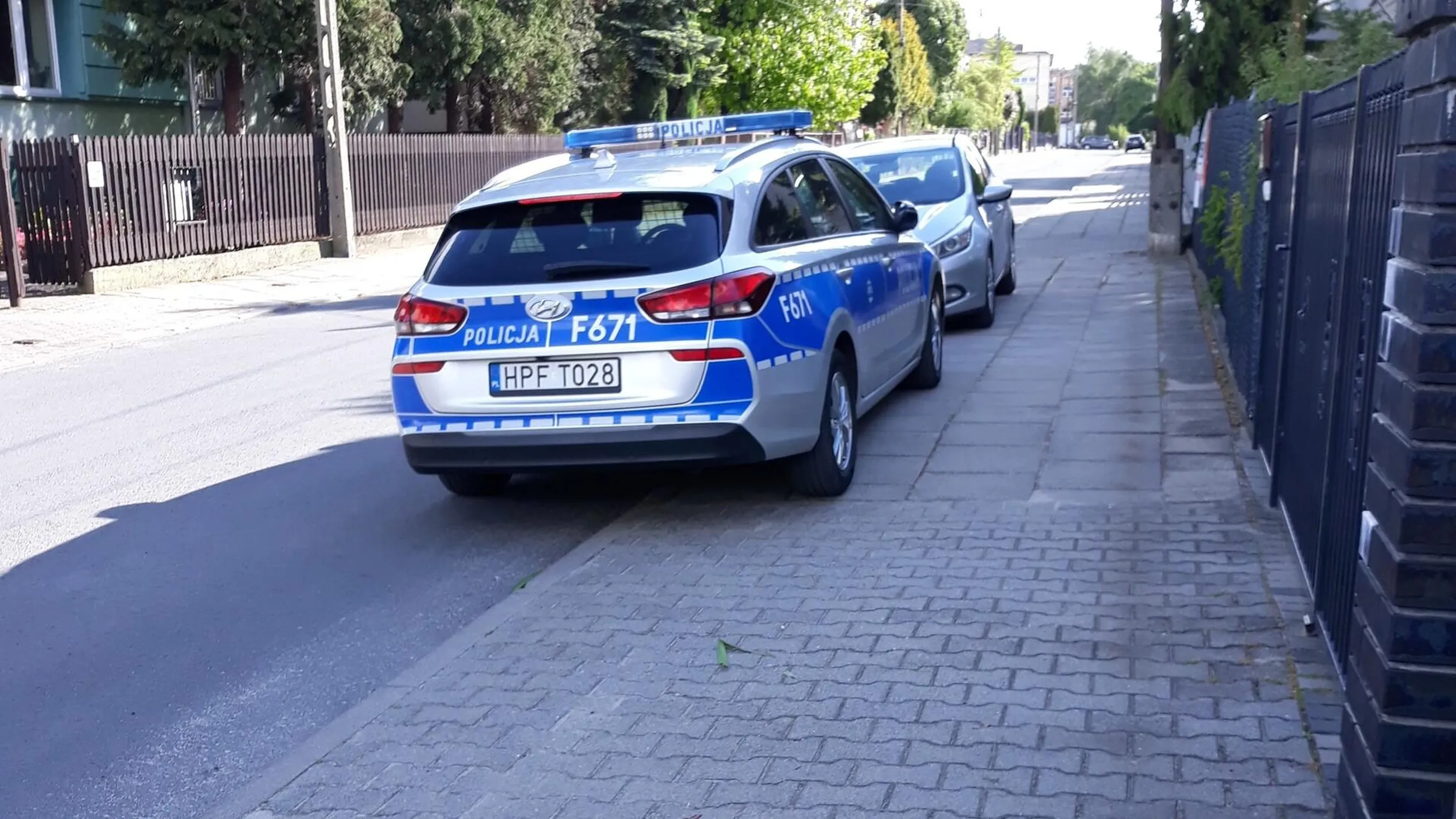 Co wolno wojewodzie, to nie tobie, smrodzie. Parkowanie na chodniku, na zakazie postoju.