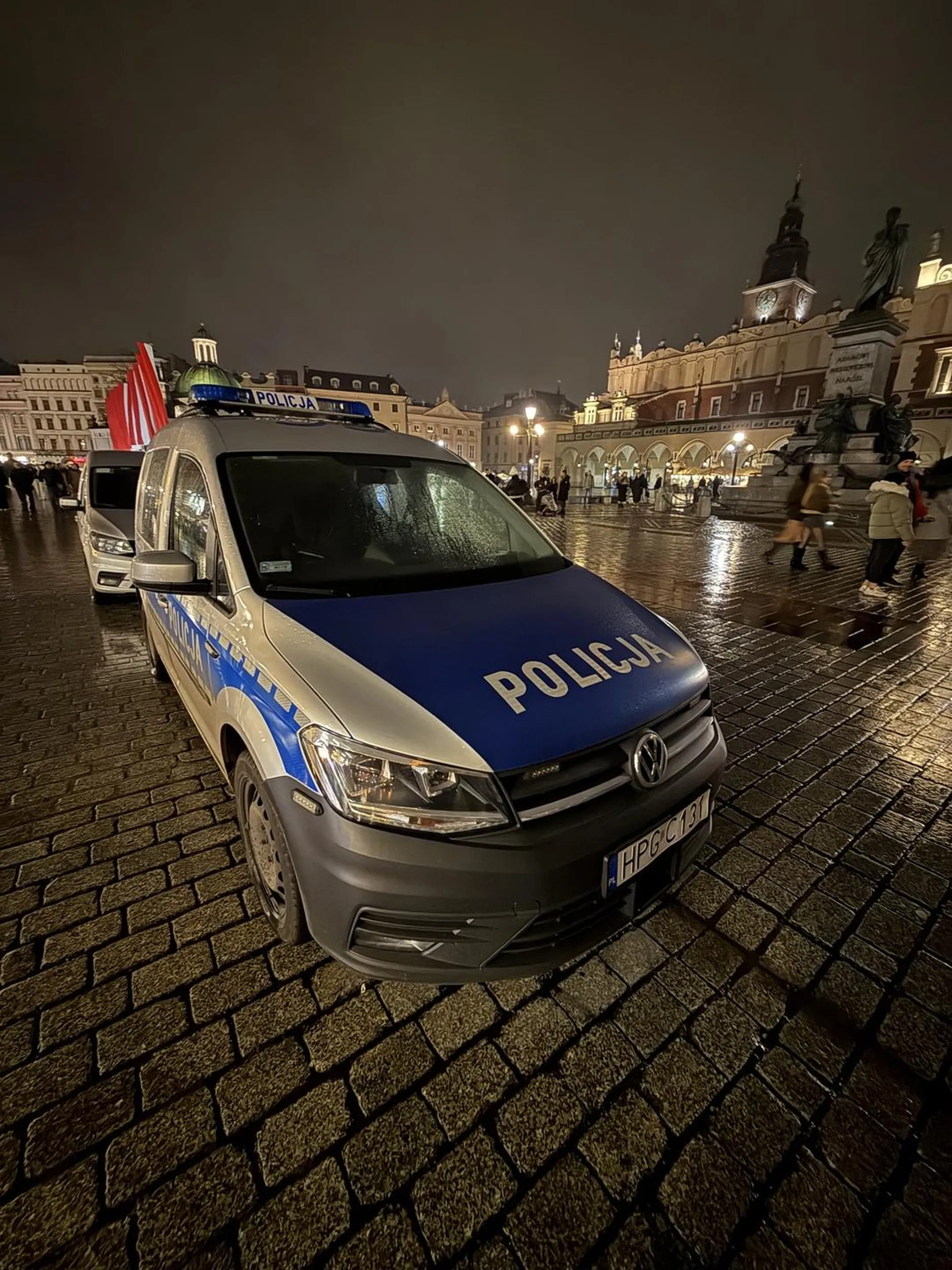 Stoi na rynku, bez włączanych świateł