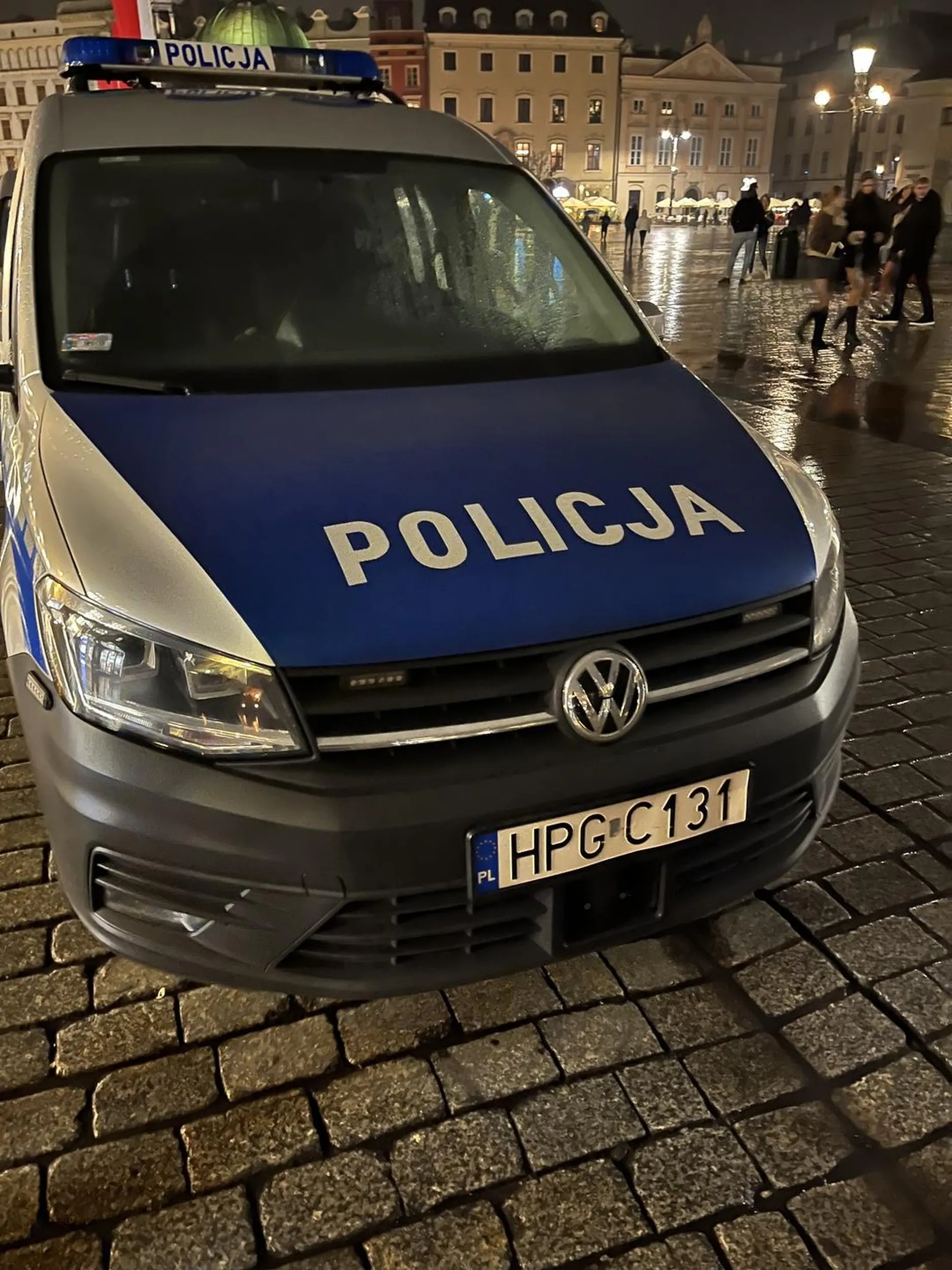 Kierowca parukuje bez zezwolenia na rynku w Krakowie utrudniając ruch