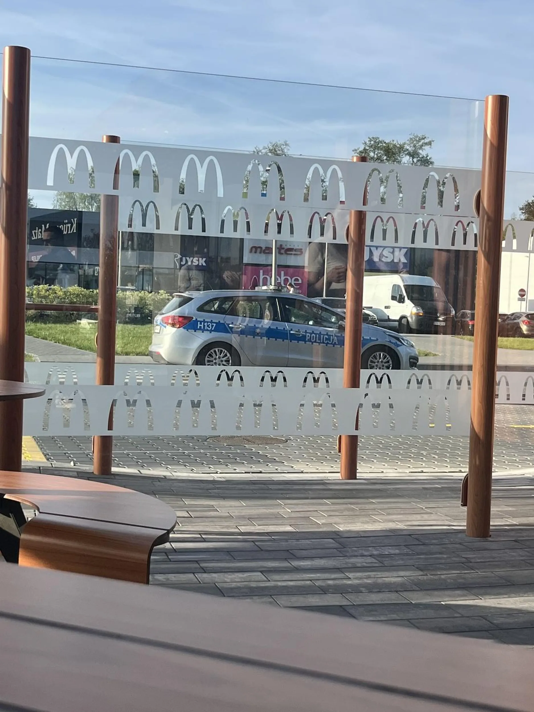 Na pasach się nie zatrzymujemy nie tamujemy ruchu tylko po to żeby włożyć słomkę do Shakea