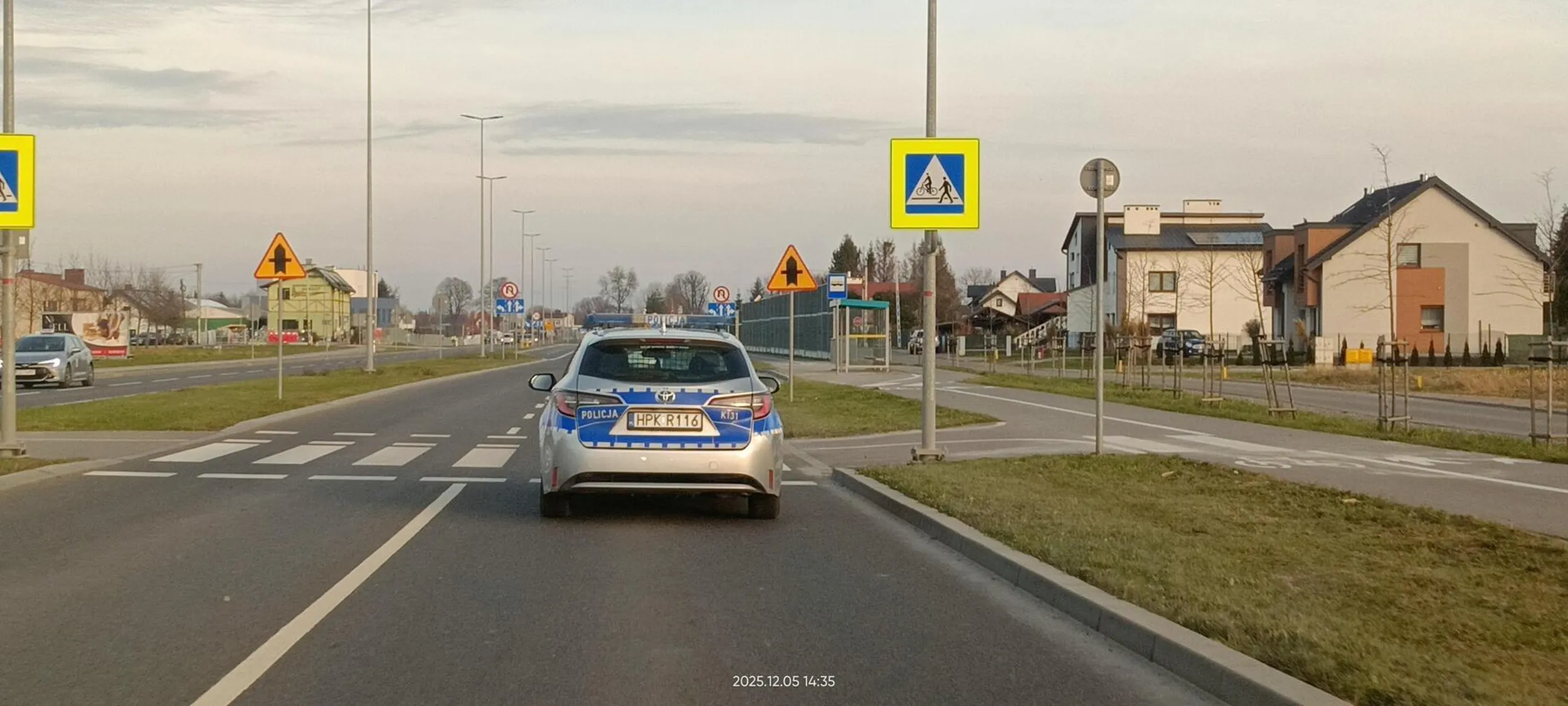 Chłopaki mają w dupie ograniczenia prędkości. Przejście dla pieszych z ograniczeniem 50 km/h, a lecą sobie  ponad 70.
