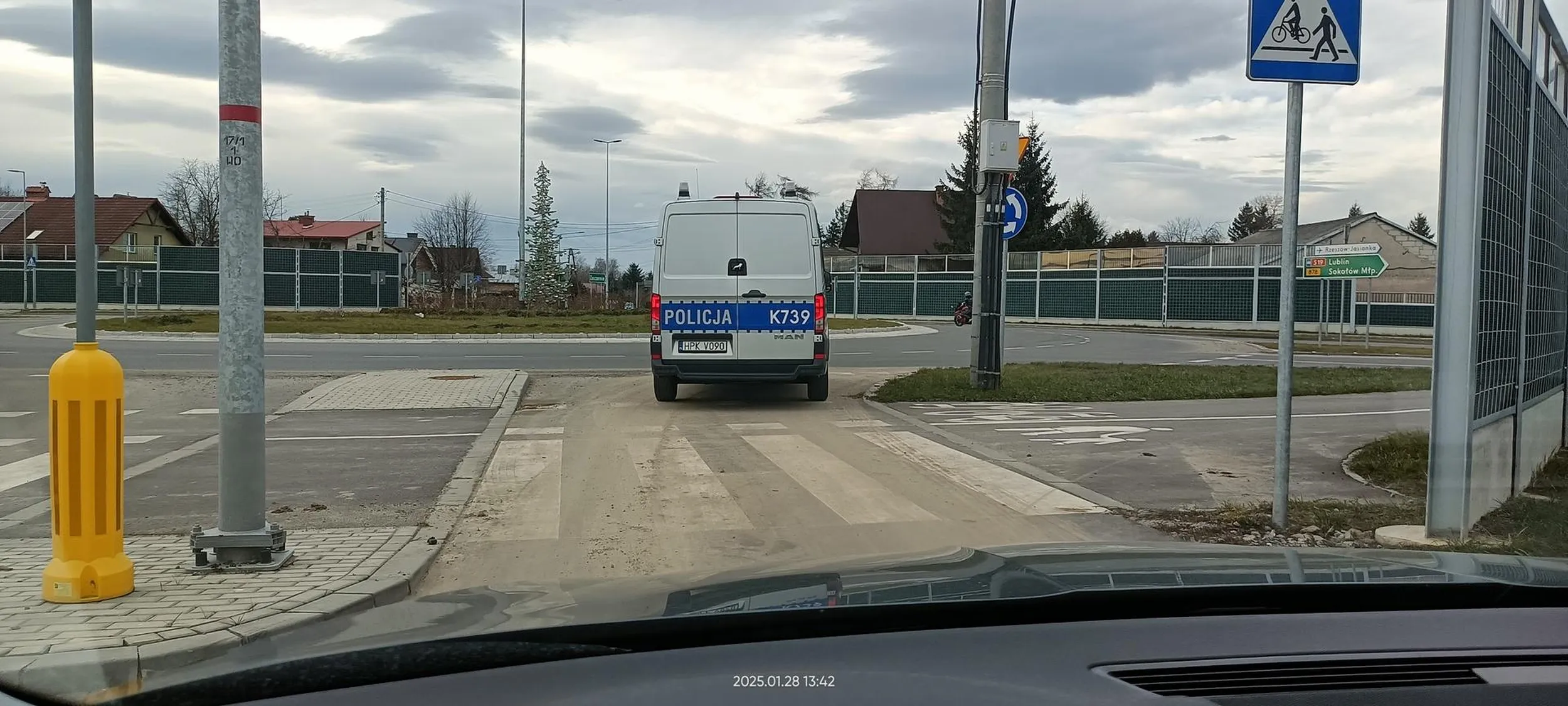 Tym to można parkować gdzie popadnie. Notorycznie w tym miejscu.