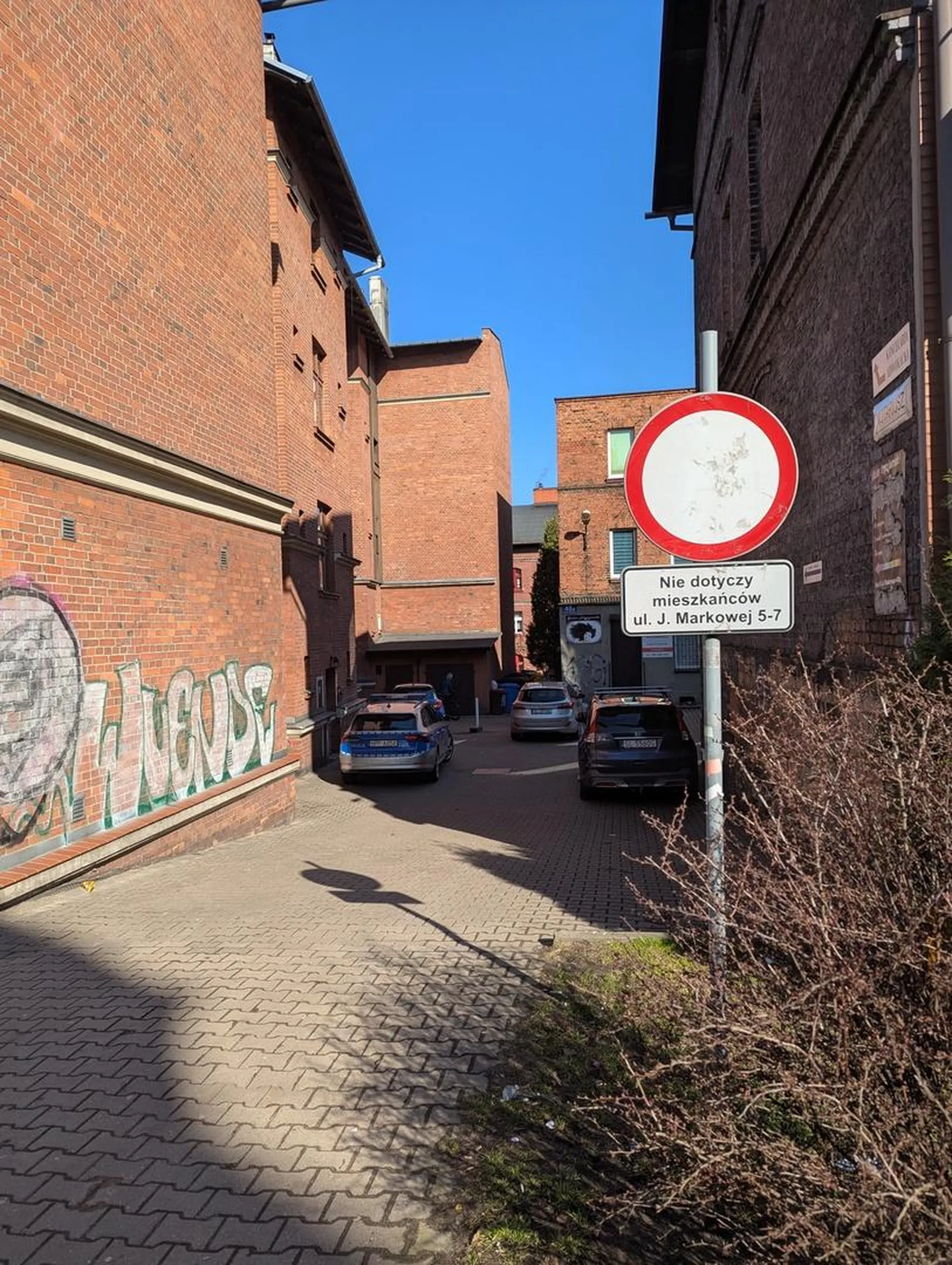 Panowie przyjechali na hot dogi do Żabki więc prawo ich nie obowiązuje.