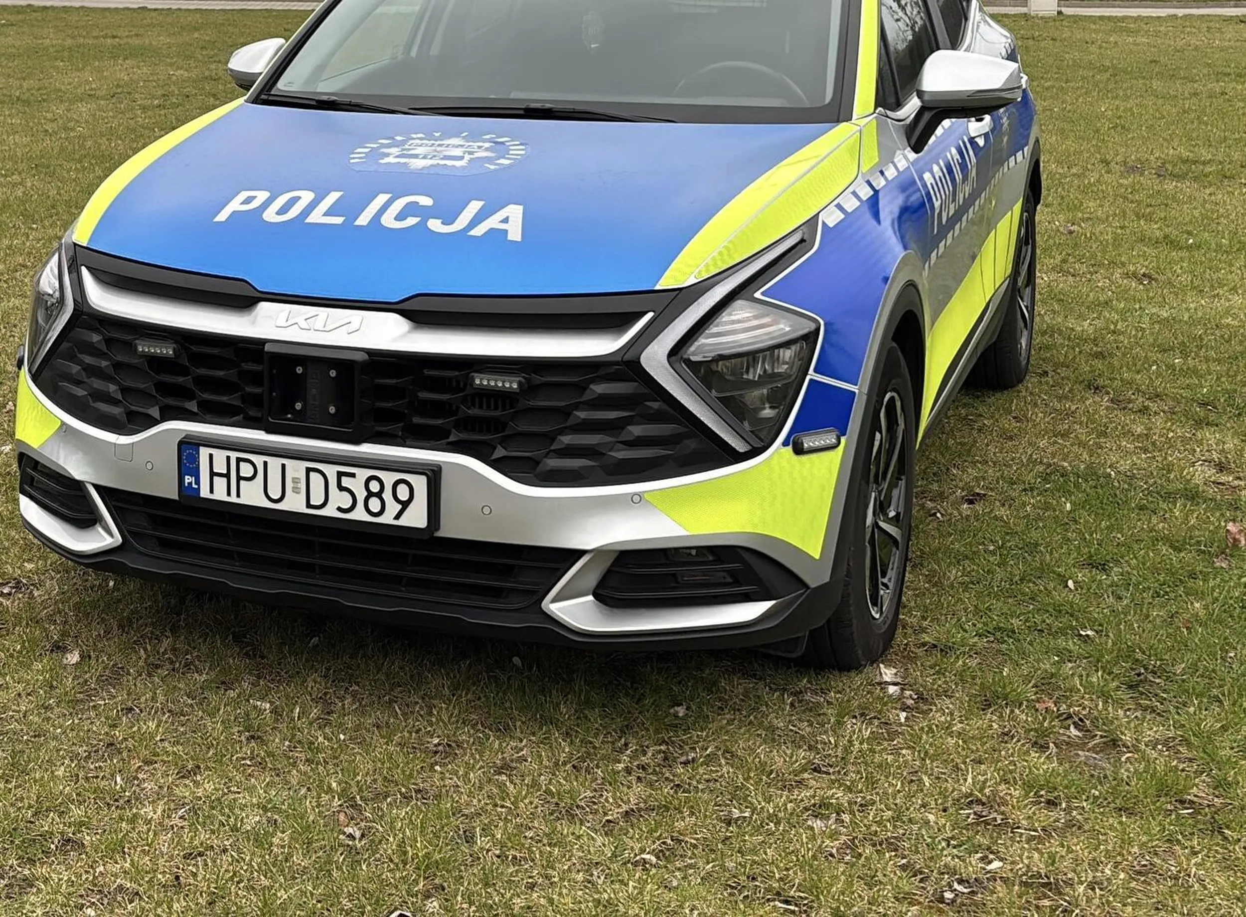 Szedłem miastem i piłem piwko. Podjechał do mnie ten radiowóz i wychodzi dwóch gości jeden z wąsem drugi łysy. Panowie kulturalni, fajną rozmową ale mandat dostałem za piwko dostałem. Okazało się, że jestem poszukiwany to zjechałem na dechy bo miałem 15 dni do odsiadki. Radiowóz bardzo czysty i nowoczesny kierowca z wąsem komfortowo prowadził tą karocę.