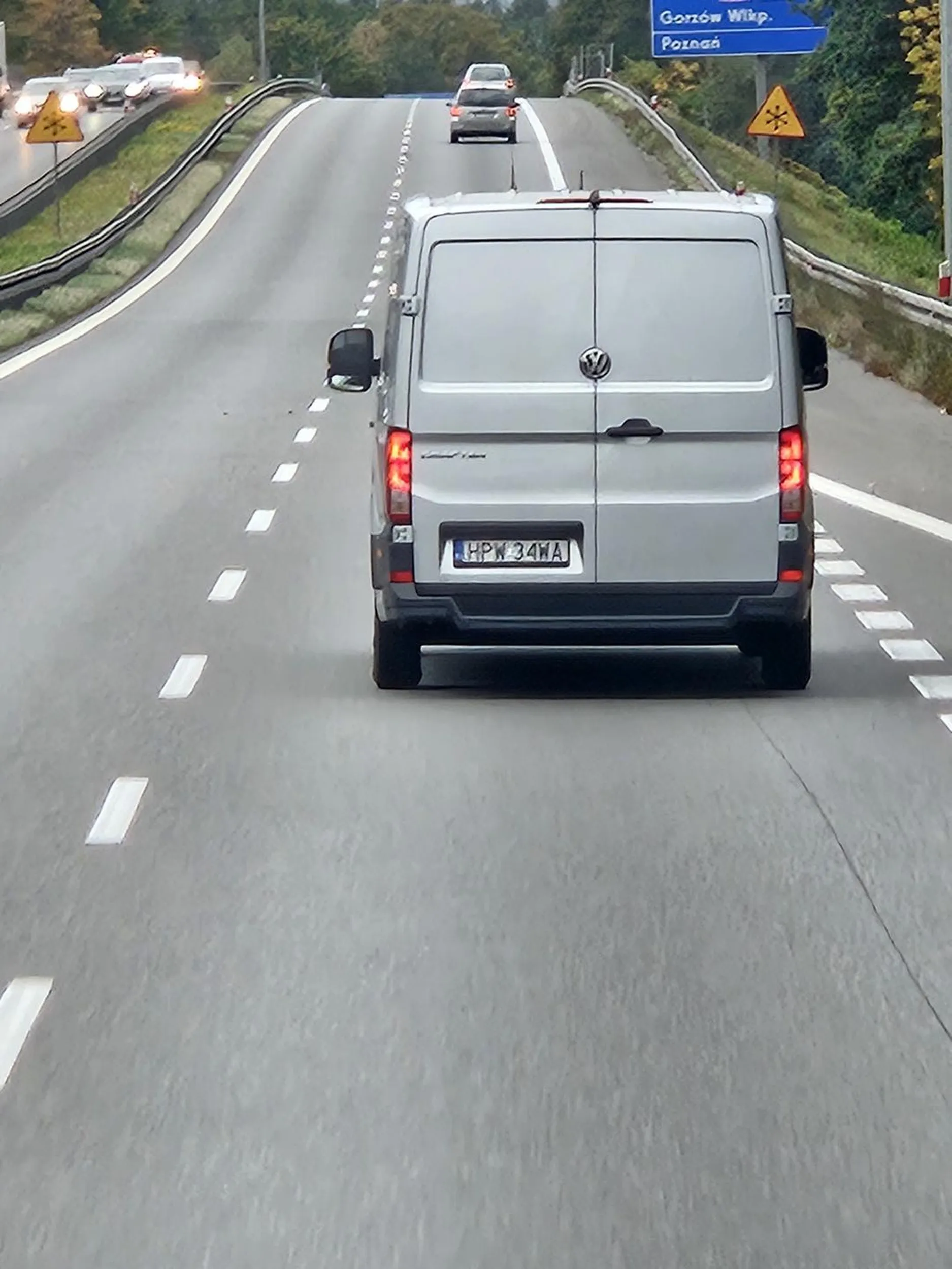 Na drodze ekspresowej S3, na odcinku ze Świnoujścia w kierunku Szczecina, nieoznakowany samochód policyjny wjechał bezpośrednio przed samochód ciężarowy i poruszał się z prędkością około 75 km/h. Wyglądało to tak, jakby celowo utrzymywał niższą prędkość, czekając, aż kierowcy ciężarówek rozpoczną manewr wyprzedzania. W momencie, gdy ciężarówki zaczynały wyprzedzać, policjanci natychmiast reagowali, zatrzymując kierowców i nakładając mandaty za wyprzedzanie. Zachowanie funkcjonariuszy sprawiało wrażenie prowokacyjnego i potencjalnie niebezpiecznego, ponieważ mogło prowadzić do gwałtownego hamowania lub wymuszonych manewrów wyprzedzania przez kierowców ciężarówek, co na ruchliwej drodze ekspresowej zwiększa ryzyko kolizji.