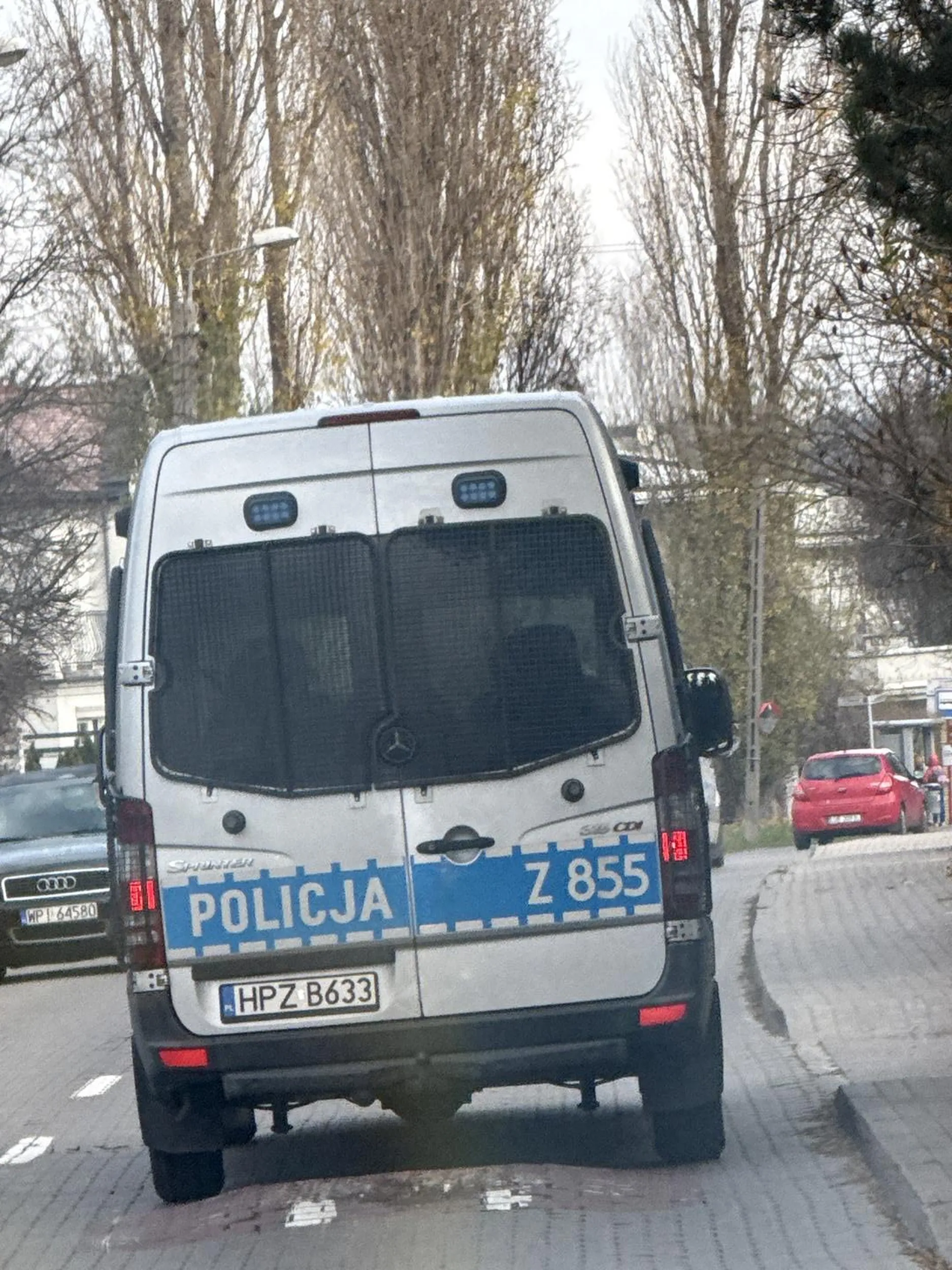 Wyprzedza na pasach, przekracza predkosc