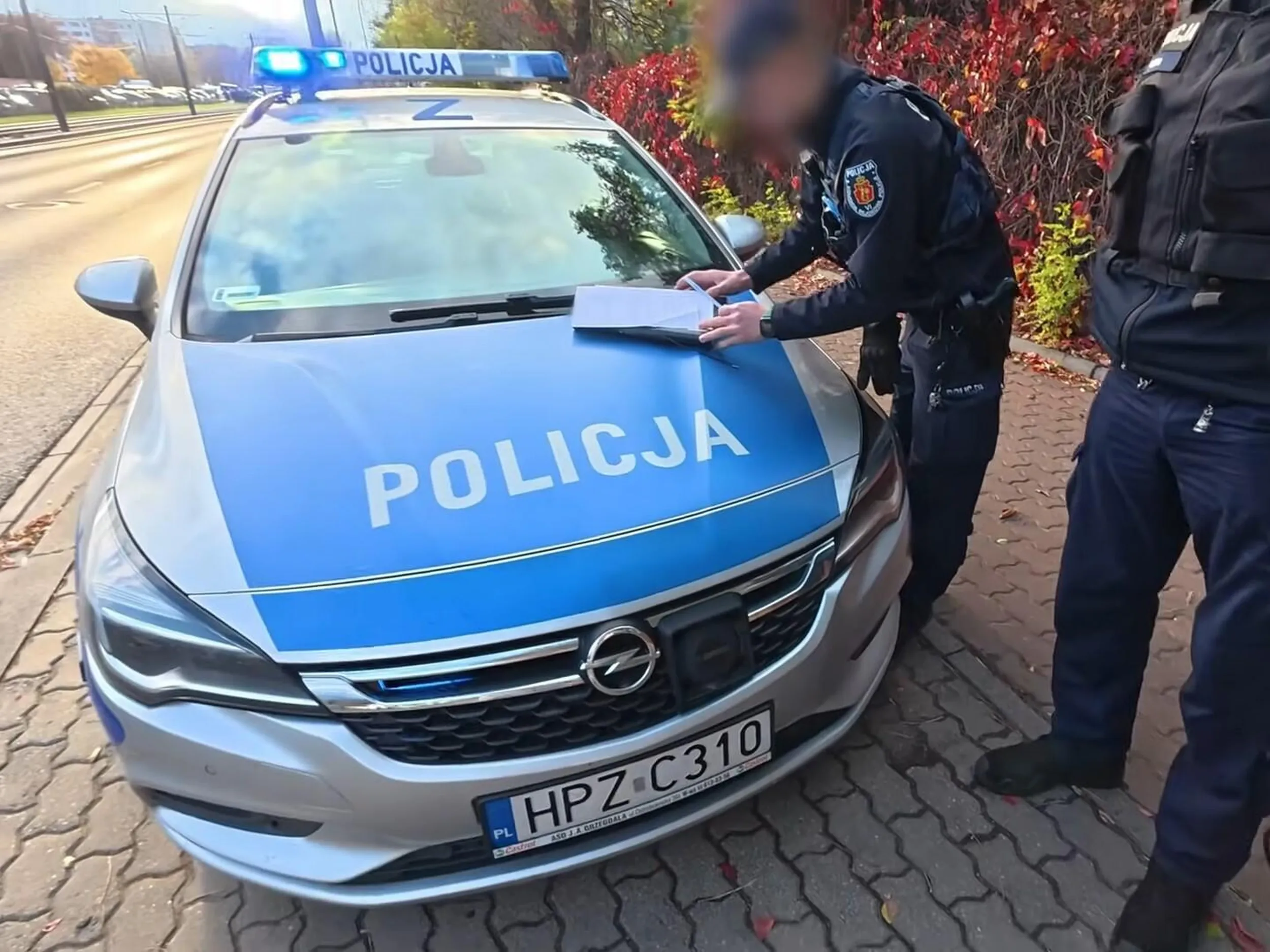 Banda darmozjadów, policja to samo dno. - bezprawna próba nałożenia mandatu na osobie nie popełniającej wykroczenia ani przestępstwa, straszenie sądem - brak podjęcia interwencji wobec wykrytej kradzieży roweru i to mimo obecności na miejscu złodzieja roweru - brak podjęcia interwencji wobec obecnego na miejscu kierowcy nielegalnie parkującego na chodniku (Skoda WI 188PU), jak również kilkudziesięciu innych pojazdów w tym miejscu - brak dopełnienia obowiązków jak: nie przedstawienie się, czy nie poinformowanie o możliwości złożenia zażalenia Policja pochwala działania łamiące prawo, a karze mandatami i straszy sądami praworządnych obywateli.