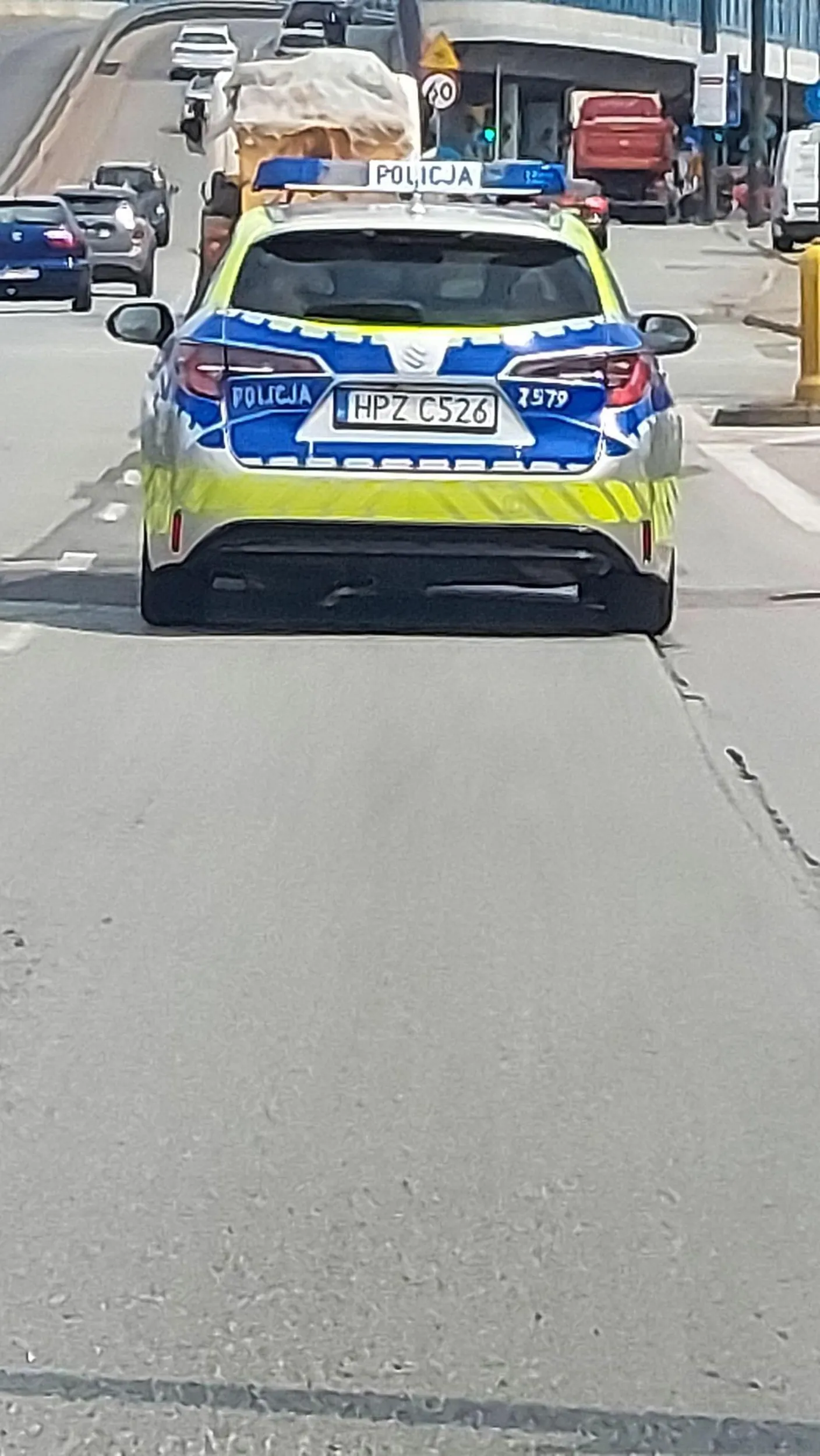 Pani policjantka je loda na służbie jadąc w podwójnej obsadzie jako pasażerka