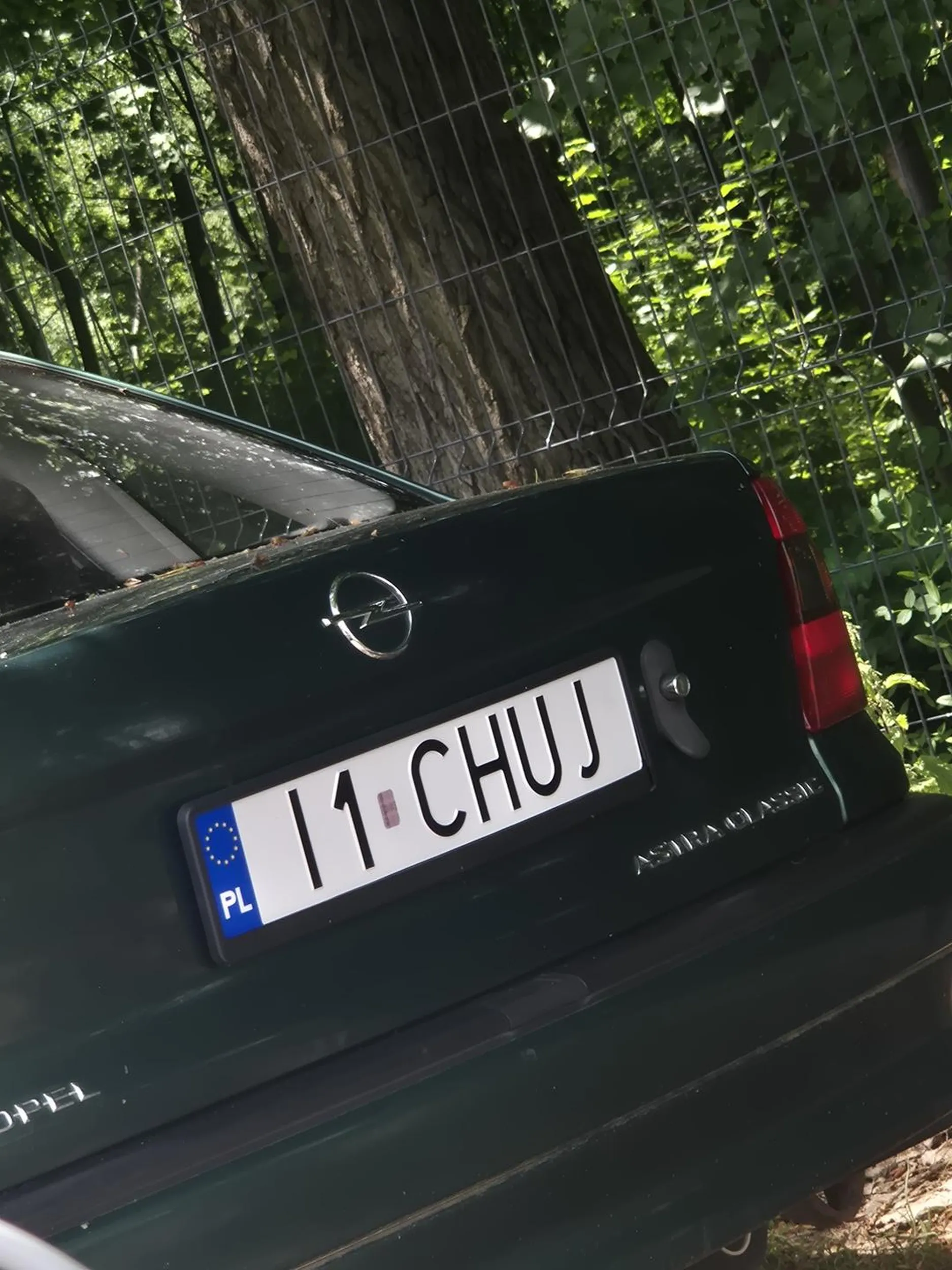 Co trzeba mieć w głowie zeby zrobic taka tablice stara astra za 500 zl stoi czeladź asfaltowa