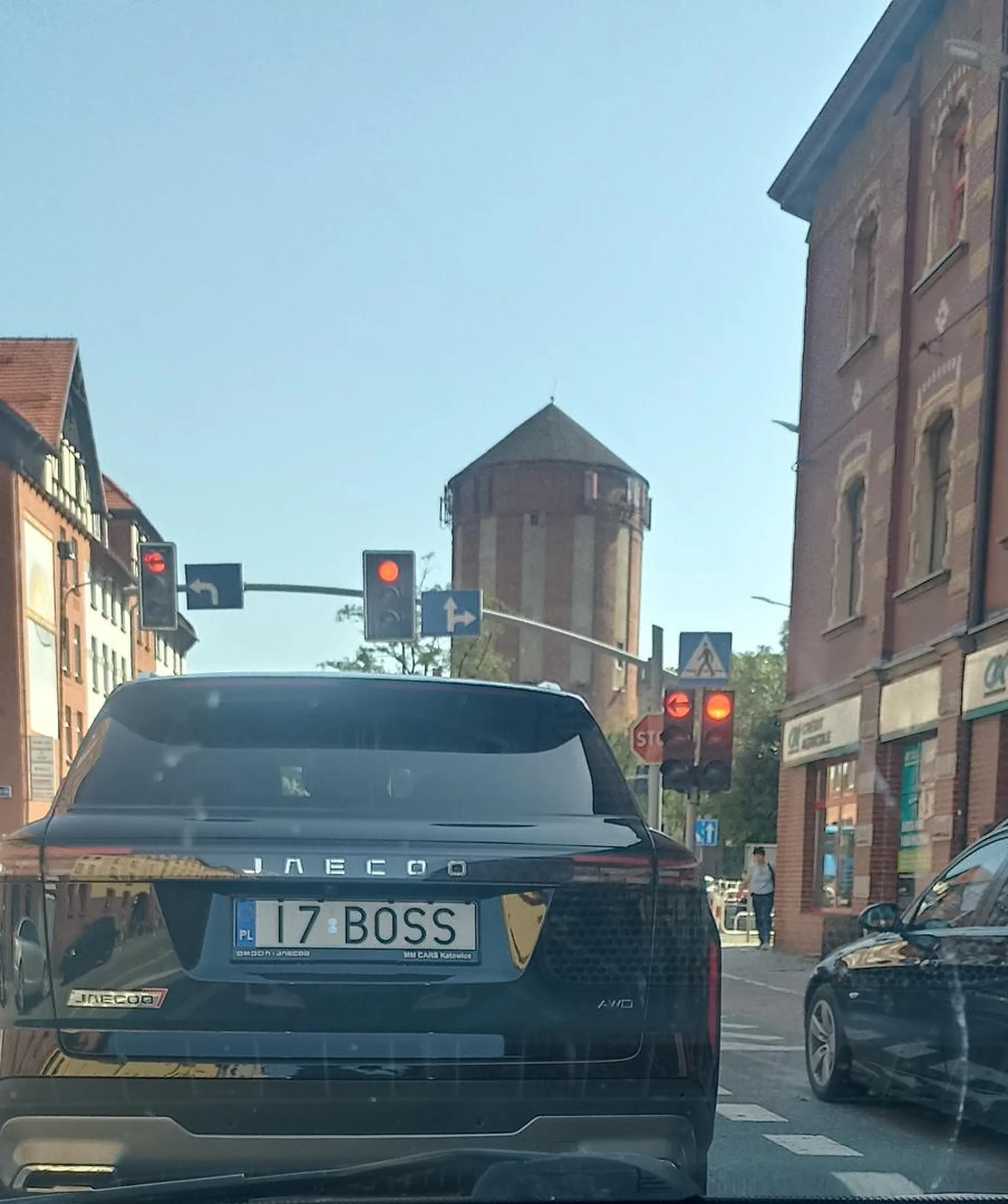 Jak bardzo trzeba mieć niską samoocenę żeby sobie zrobić w niskobudżetowym samochodzie taką tablicę na oglądał się chop filmów