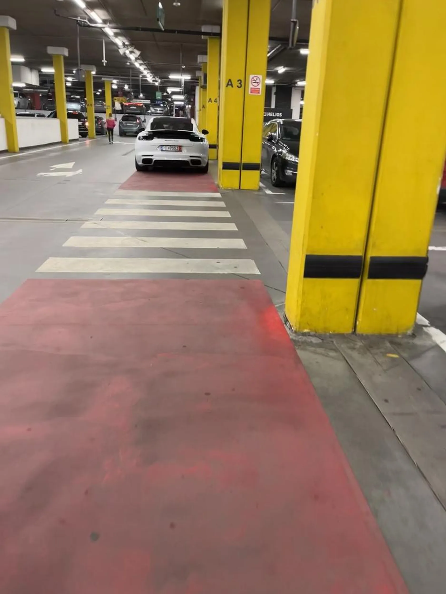 Po co marnować benzynę na parkowanie (na prawie pustym parkingu), skoro można stanąć na środku przejścia:)