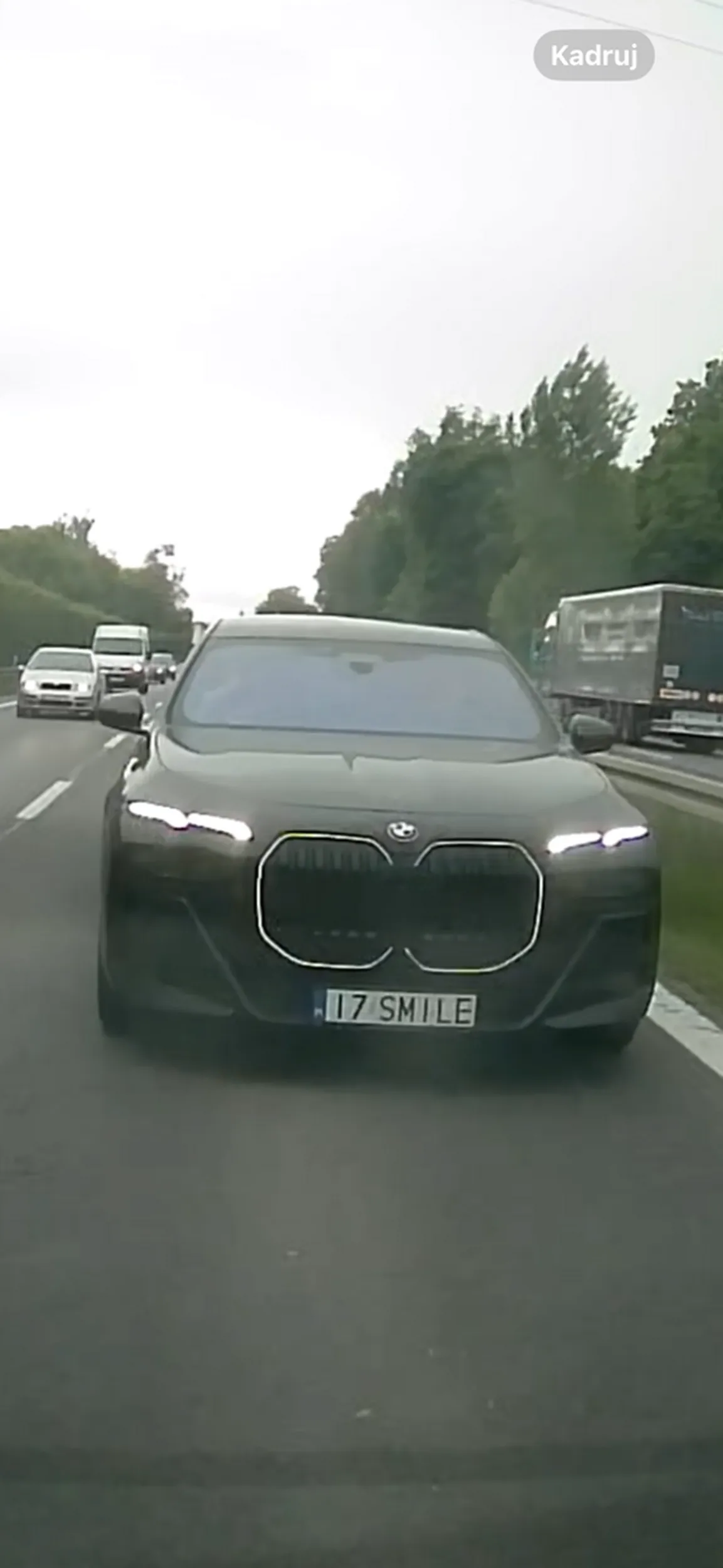 Następnym razem jołopie jak będziesz mi wisiał na zderzaku w korku to lekko przyhamuje a jak mi drogę zajedziesz to nie wyhamuje i twój ubezpieczyciel razem z tobą się zapłaczę.