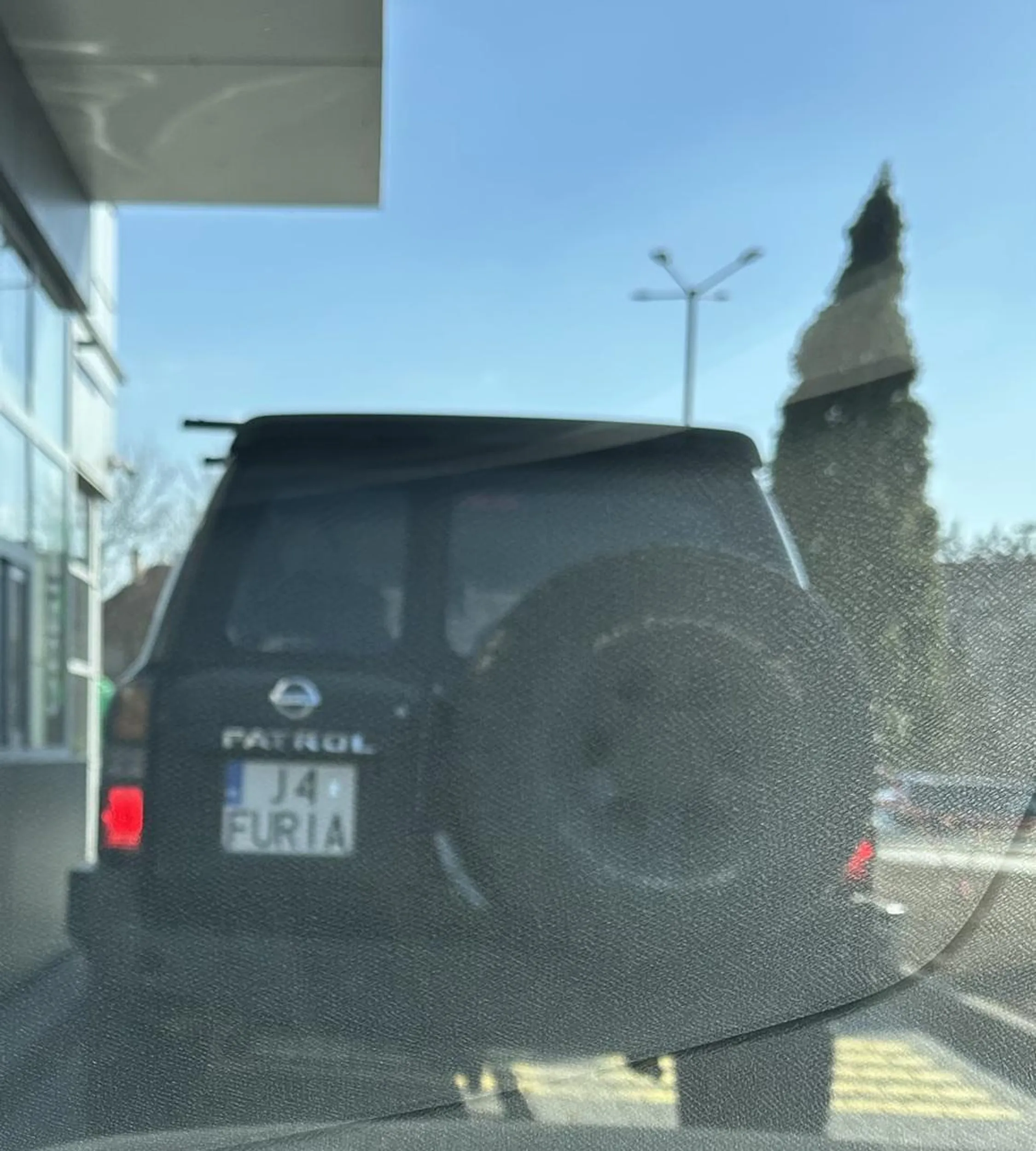 Straszny truciciel - na 1000km bierze drugie tyle oleju co paliwa na 100. Massakra. Jadac z tylu nie da sie oddychac. Dobrze ze istnieje “zamkniety obieg” bo inaczej bym sie udusil. Po otwarciu okna az oczy lzawia.