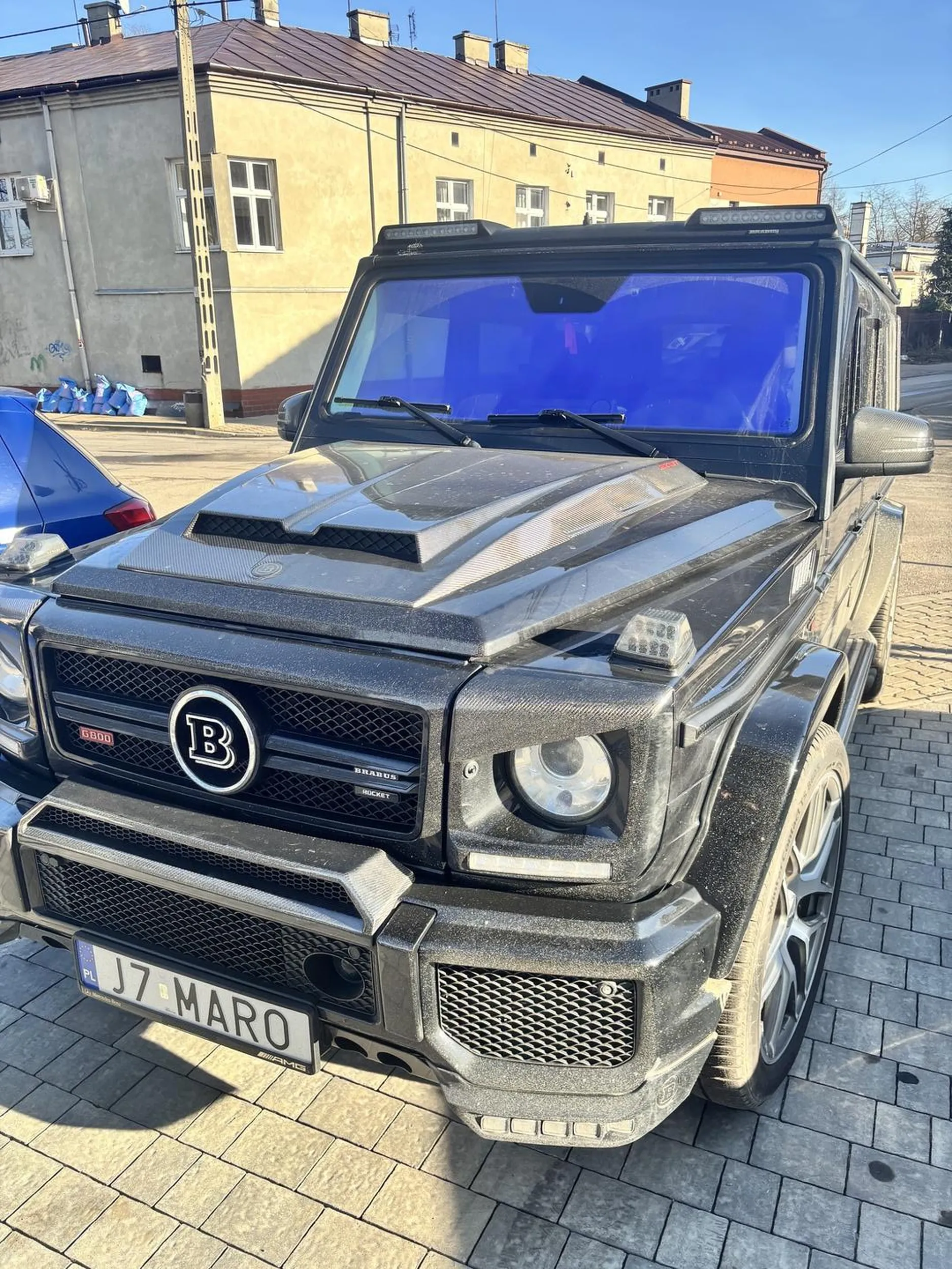 Piękny wóz marzenie takim się przejechać. Może jednak go umyjemy?