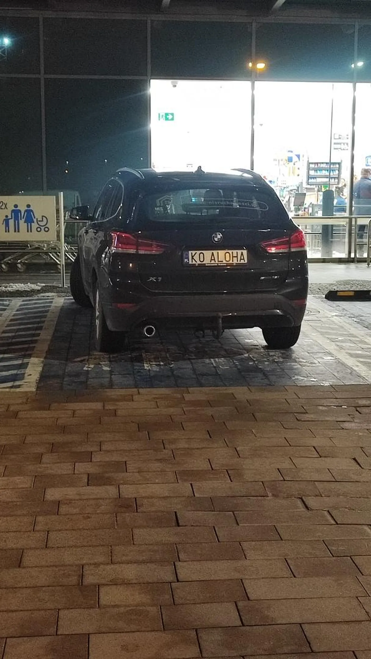 Bez dziecka parkuje na miejscu dla rodziny z małymi dzieckiem.