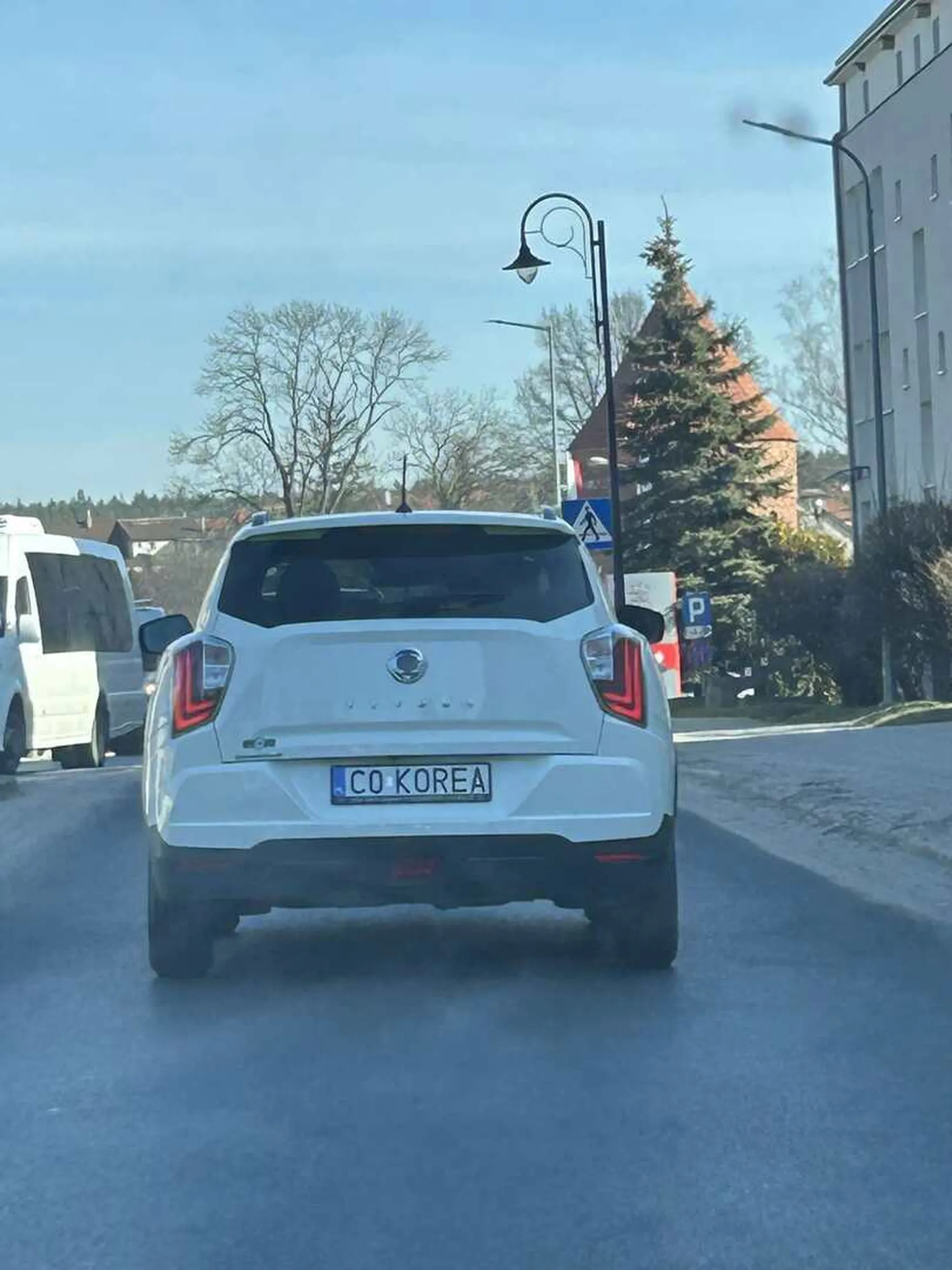 Wymusza pierwszeństwo, zajeżdża drogę podczas wyprzedzania, spycha z jedni