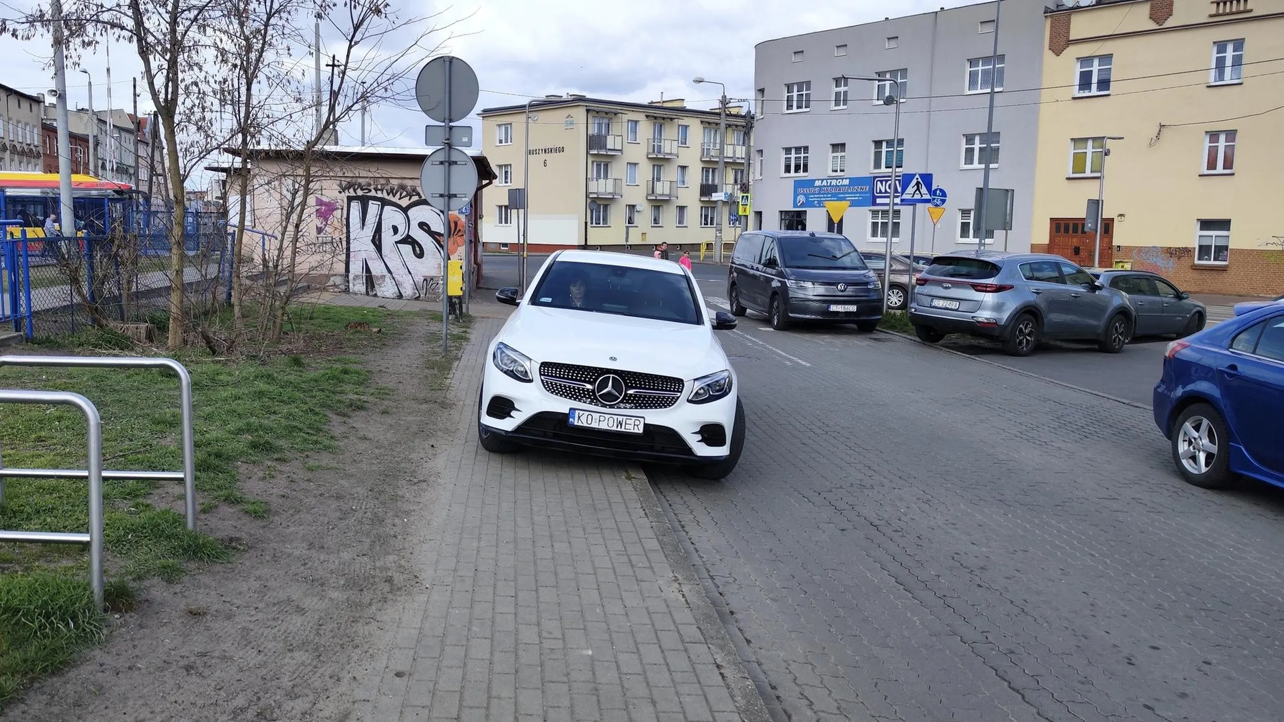 Blondyna i biały SrUV, ikoniczny duet polskich dróg:(