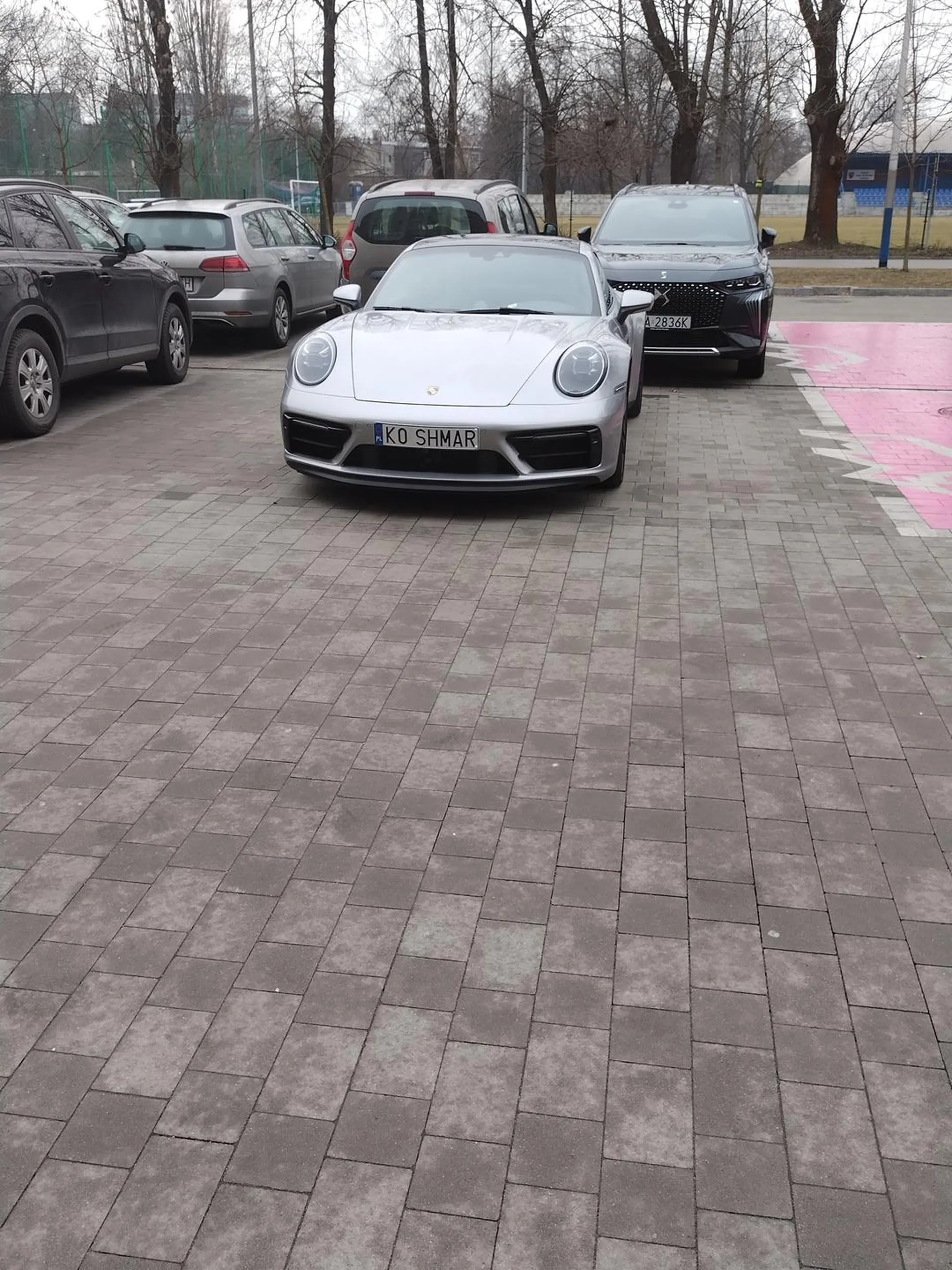 Miejsc brakuje pod hotelem ale Panisko nawet na 4 nie potrafi ?