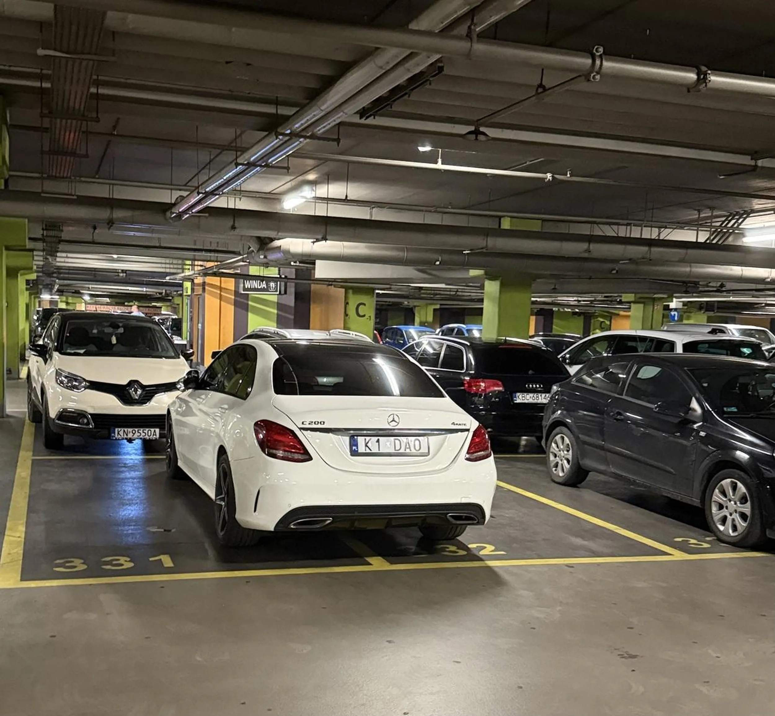 Brawo za umiejetne parkowanie, rozumiem jakby to bylo amg ale zeby c200 tak parkowac ?? zatloczona galeria a ten i tak stanie na 2 miejscah