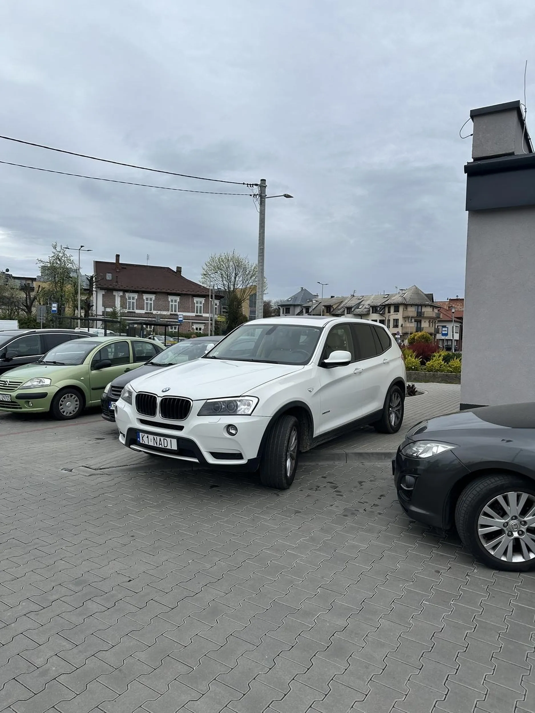 Egoistyczna córeczka tatusia mogła sobie na lampie tym autem stanąć