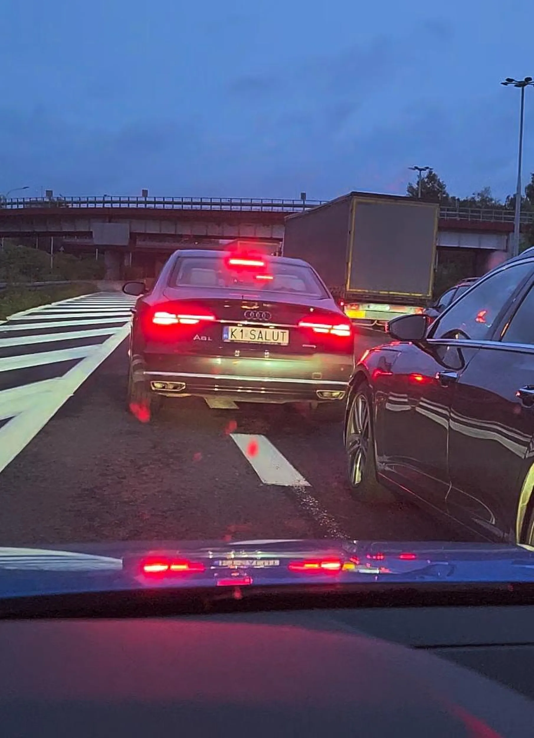 Szeryf buc, cham nieznający przepisów. Reguła jazdy na suwak w Polsce jest uregulowana w przepisach ustawy Prawo o ruchu drogowym, a dokładnie w art. 22 pkt 4 ust. 4a i 4b, które weszły w życie 6 grudnia 2019 roku. Zasady te nakładają obowiązek jazdy na suwak w sytuacjach, gdy: Na drodze są co najmniej dwa pasy ruchu w tym samym kierunku. Jeden z pasów kończy się lub jest zablokowany. Występuje znaczne zmniejszenie prędkości, czyli zator drogowy. Według tych przepisów kierowca jadący pasem bez przeszkód musi umożliwić wpuszczenie jednego pojazdu z kończącego się lub nieprzejezdnego pasa tuż przed miejscem końca pasa lub przeszkody. W przypadku dróg z trzema lub więcej pasami, środkowy pas ruchu ustępuje kolejno pojazdom z prawego, a potem z lewego pasa. Jazda na suwak ma na celu zwiększenie płynności ruchu i poprawę bezpieczeństwa