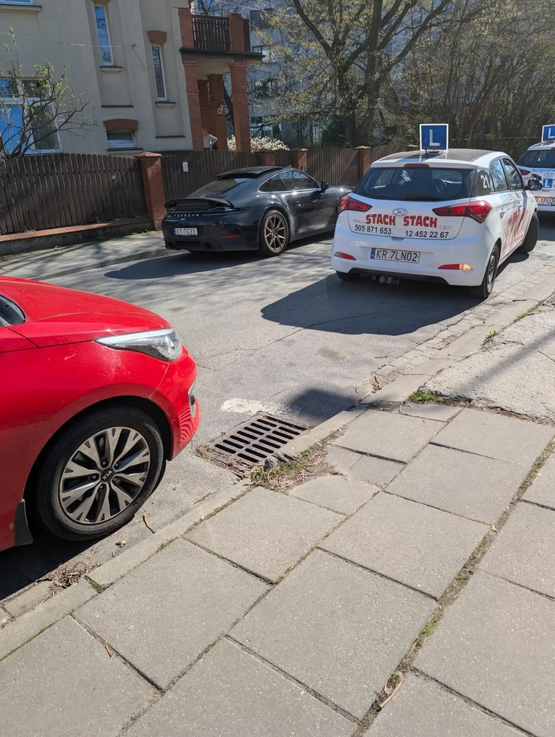 Burak trąbi na Lkę która wykonywała parkowanie równoległe