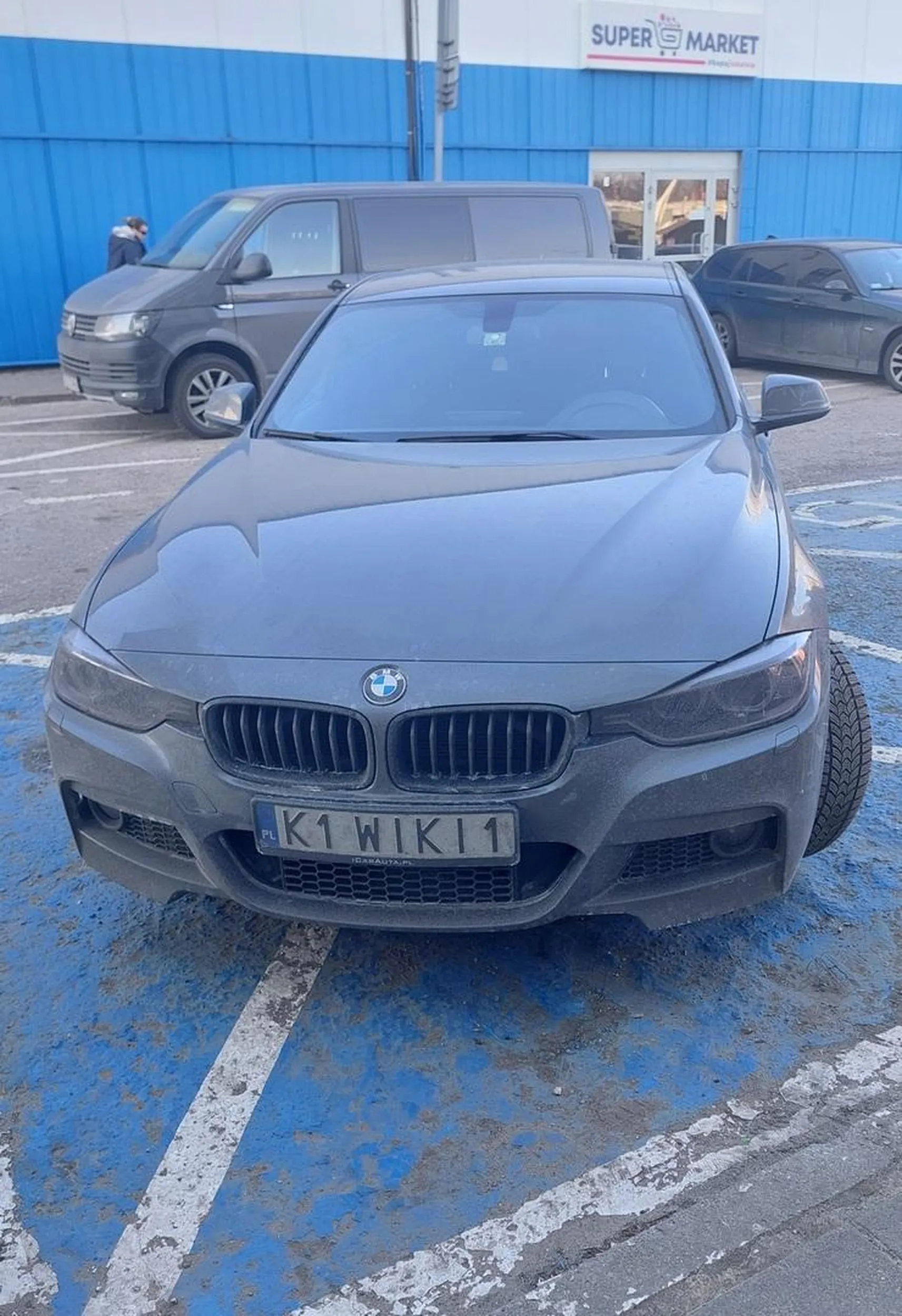 Młoda odpicowana lalunia. Nie dość, że stanęła na miejscu dla inwalidów to jeszcze zaparkowała tak, że zajęła dwa takie miejsca.