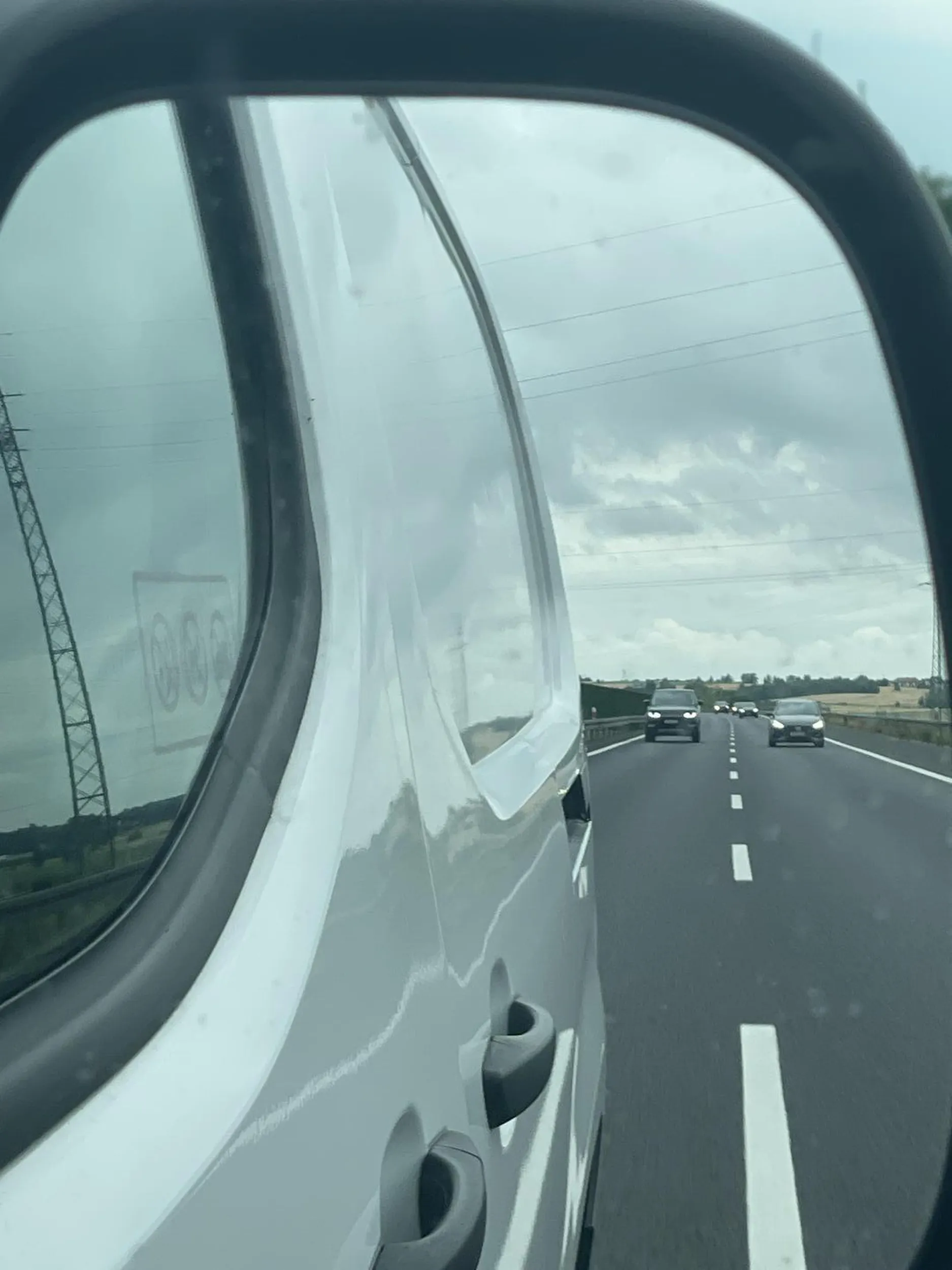 niby lewy pas ale wsumie to na nim leży wlasciciel mysli ze jak pisze sport na aucie to jest sportowe ale zwykły proace go robi