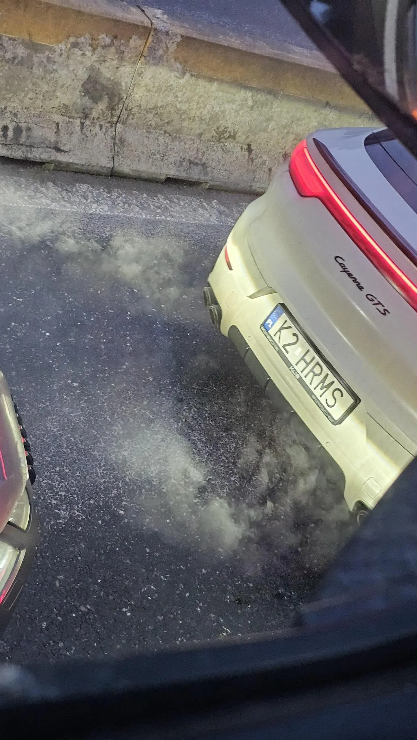 Wpychasz sie przed samą lampa ciężarówki gdzie pas juz dawno sie skończył. Takie zachowanie powinni wysyłać na kurs doszkalające z jazdy. Kupi sobie biznesmen w lising Porsche i udaje pana krakowa.