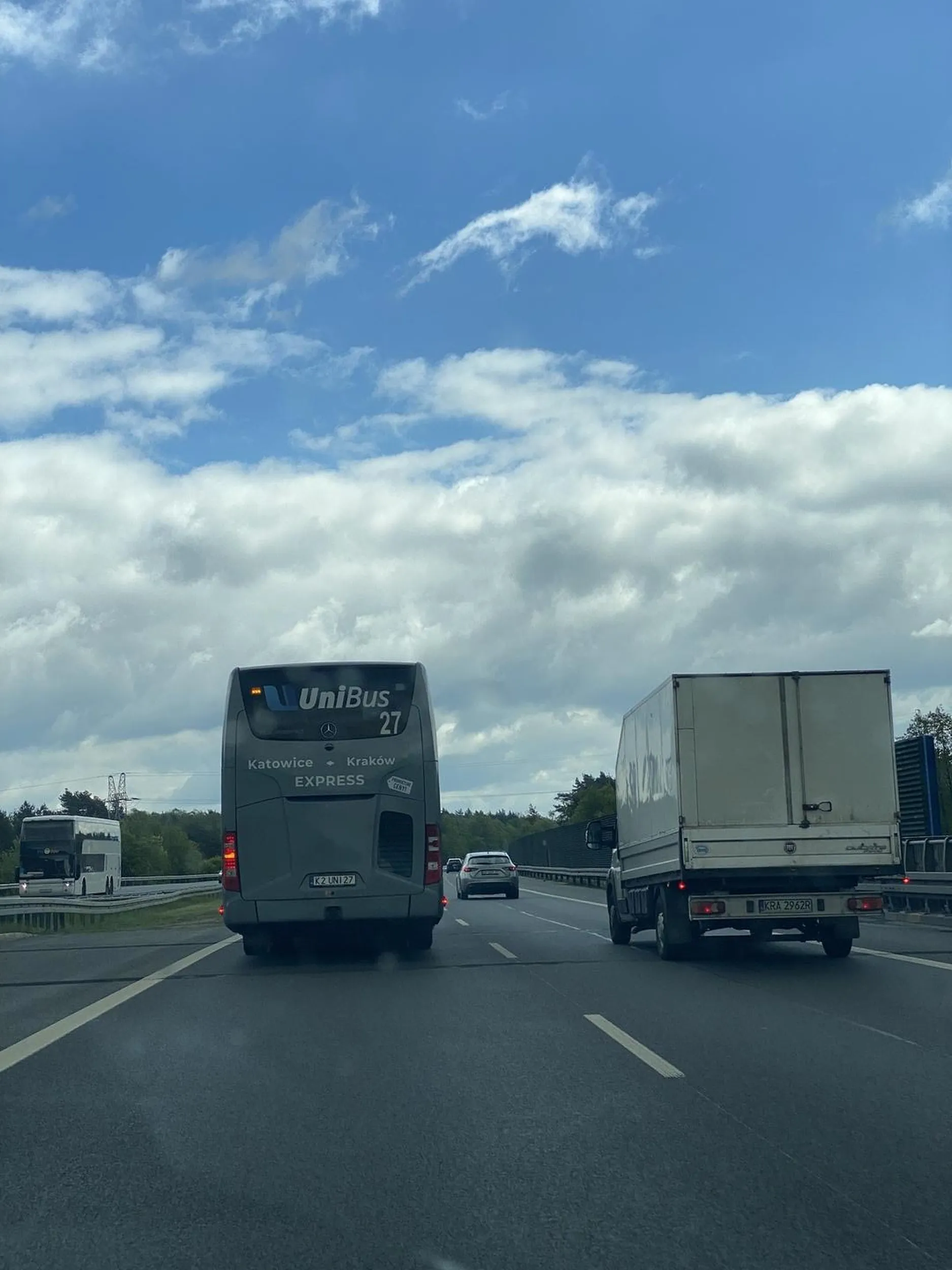 Blokuje lewy pas na autostradzie A4, “wyprzedza” z prędkością 100km/h, cały sznur aut za nim. Przez takich ludzi robią się korki