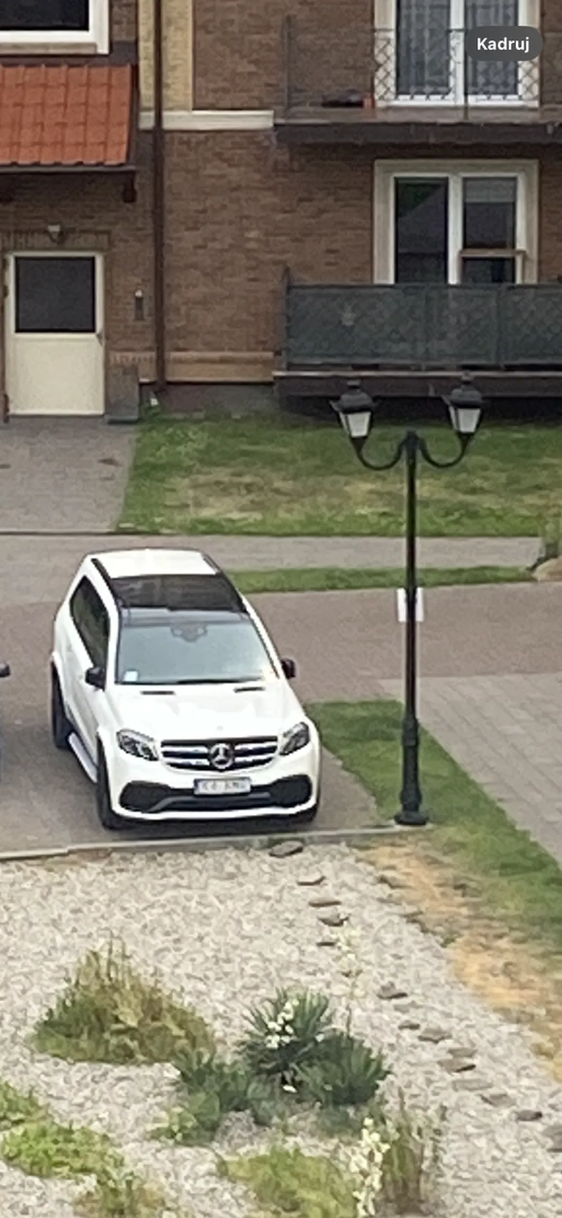 Niestety ale się dalej burak nie nauczył… zakaz parkowania na osiedlu a autko na noc sobie zostawia… cóż nie jego to się boi…