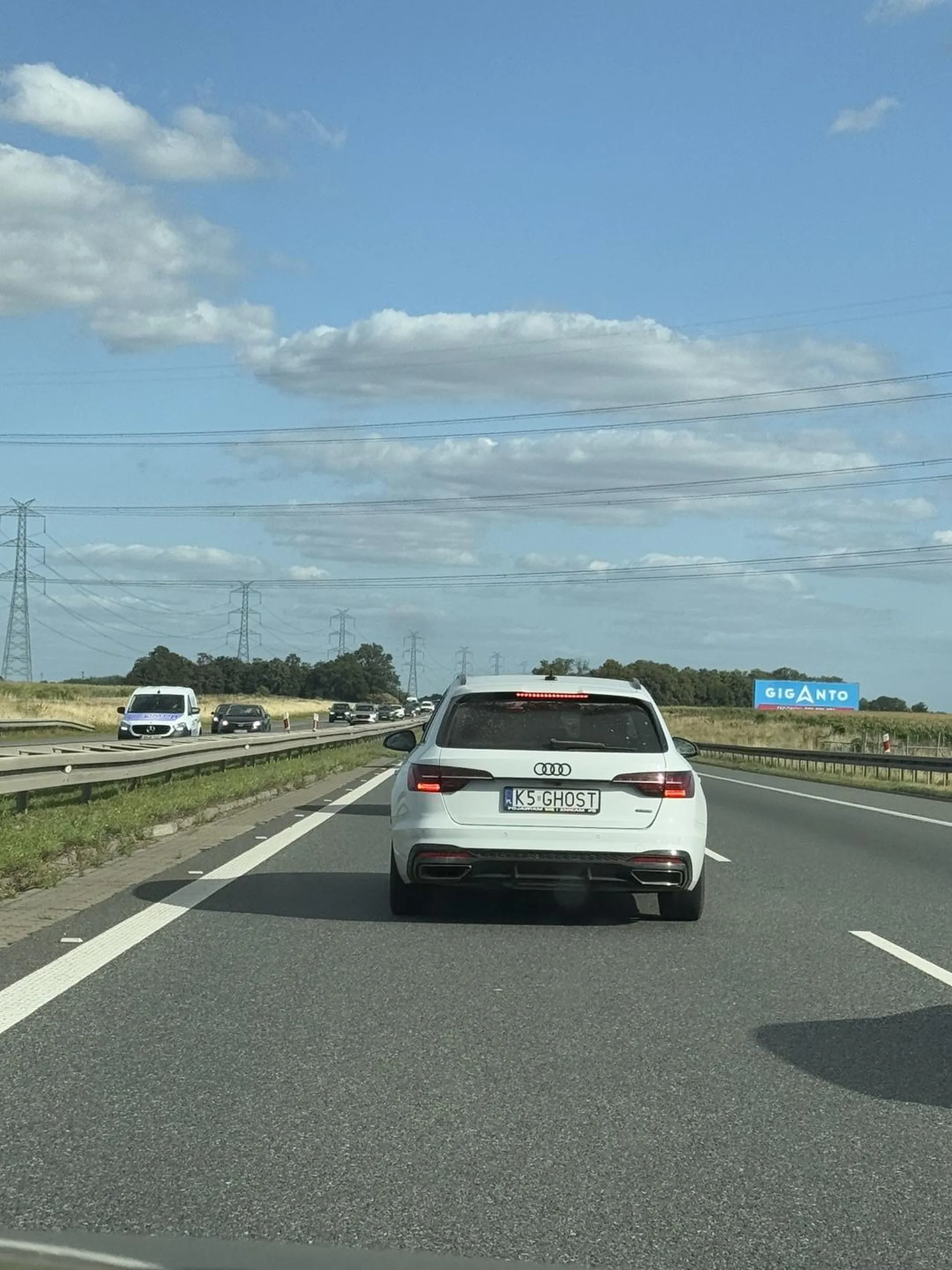 Psychol i przy okazji daremny w umiejętności kierowca- na autostradzie a4 wymusza pierwszeństwo, zajeżdża drogę, podjeżdża bardzo blisko tworząc niebezpieczne sytuacje