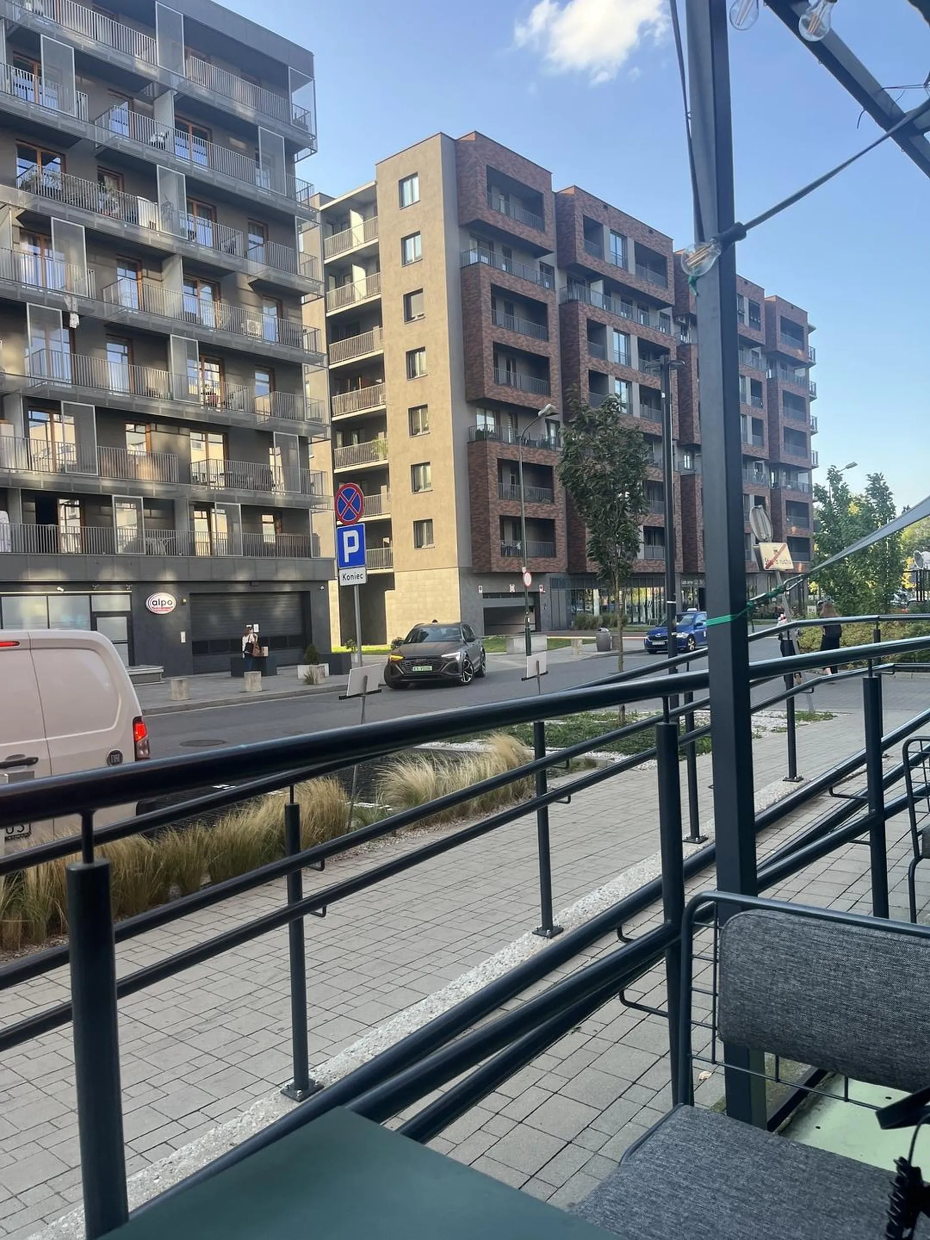 Pojazd zostawiony na jezdni -  a zakazie (ul. Romanowicza, Kraków) na 15-30 min. Pan wyszedł , nie włączył świateł awaryjnych , zablokował ruch. Zdjęcie zrobione przy zawracaniu