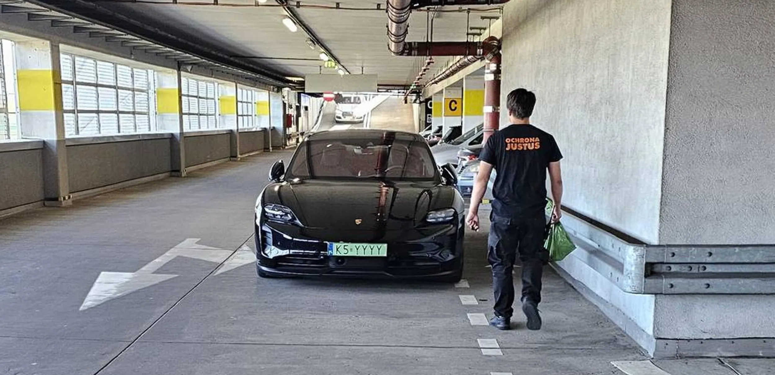 ciele parkuje na środku przejazdu