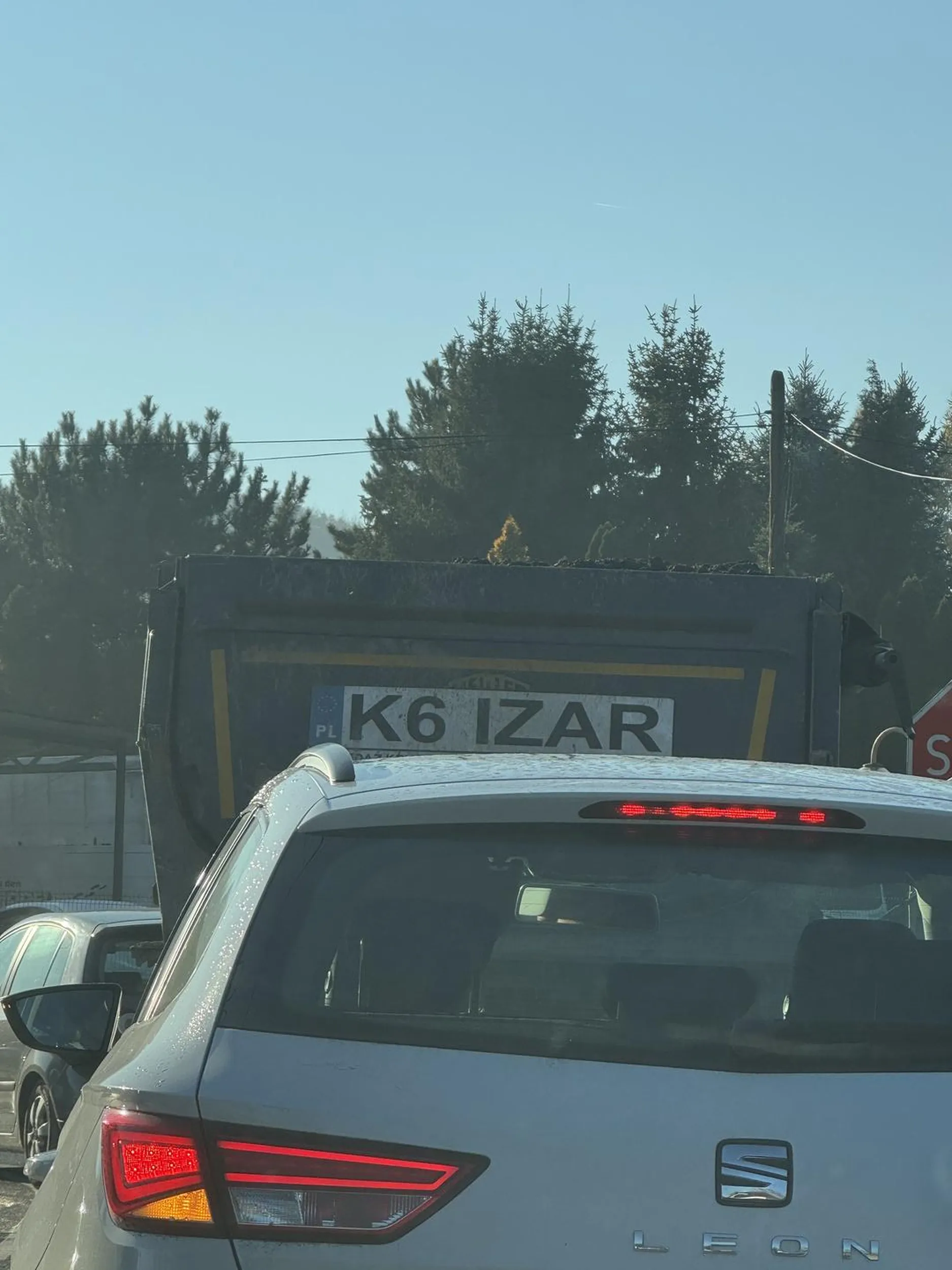 Pasuje plandekowac bo leci na asfalt kolego