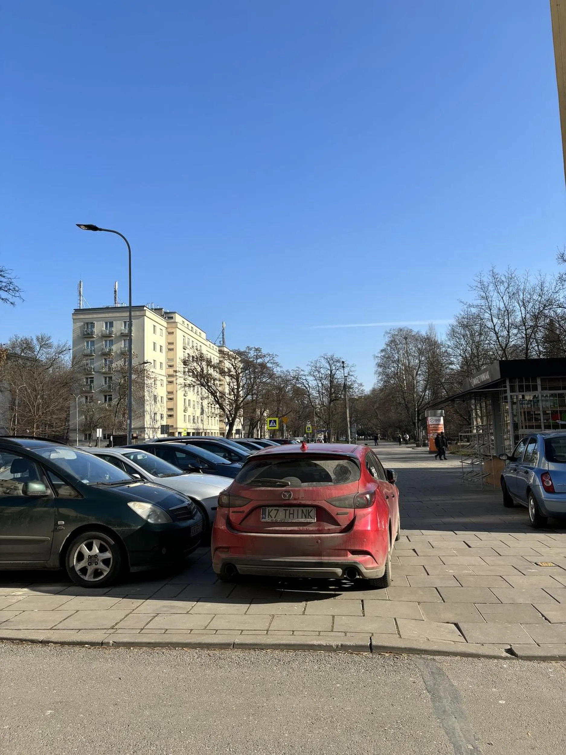 Wygląda na to że kierowca nie popatrzył na podpowiedź, którą sobie zamontował i zwyczajnie nie pomyślał. Trzeba rozumieć swoje ograniczenia, słabości i walczyć z nimi. Apeluję o więcej życzliwości.