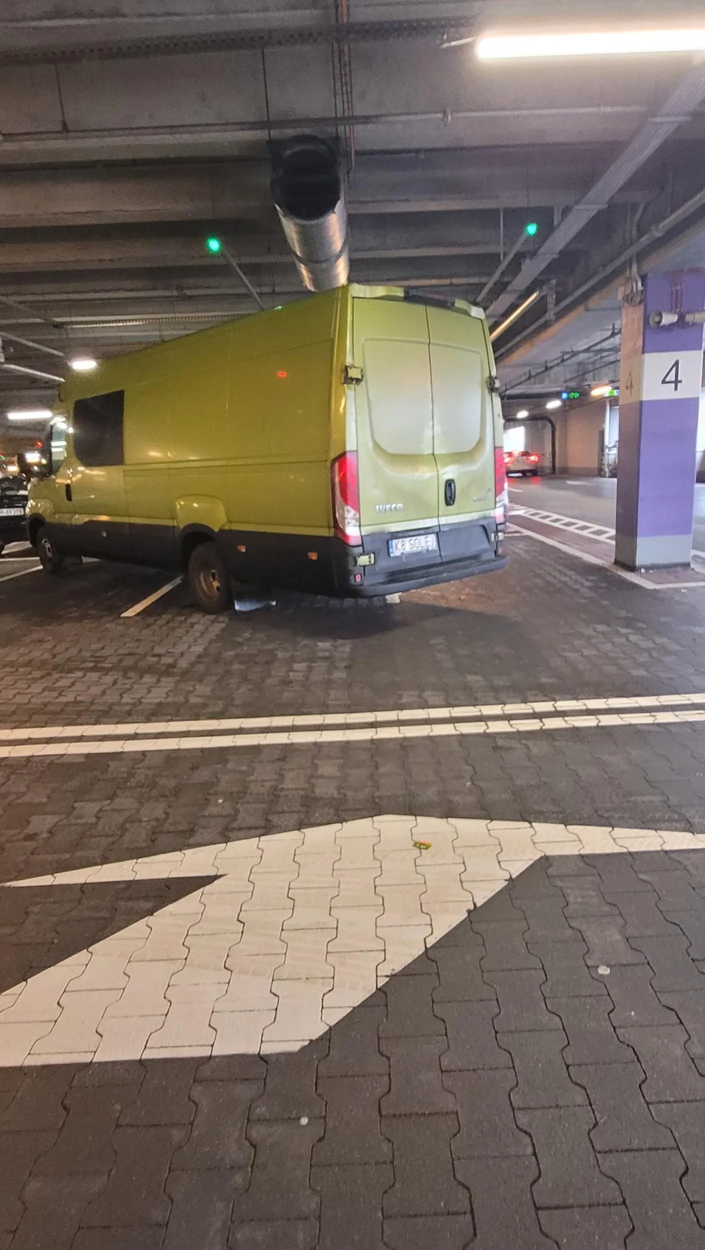 Zamiast stanąć prosto i zająć dwa miejsca lepiej stanąć skosem i zablokować 4 plus część przejazdu na parkingu.. szkoda słów