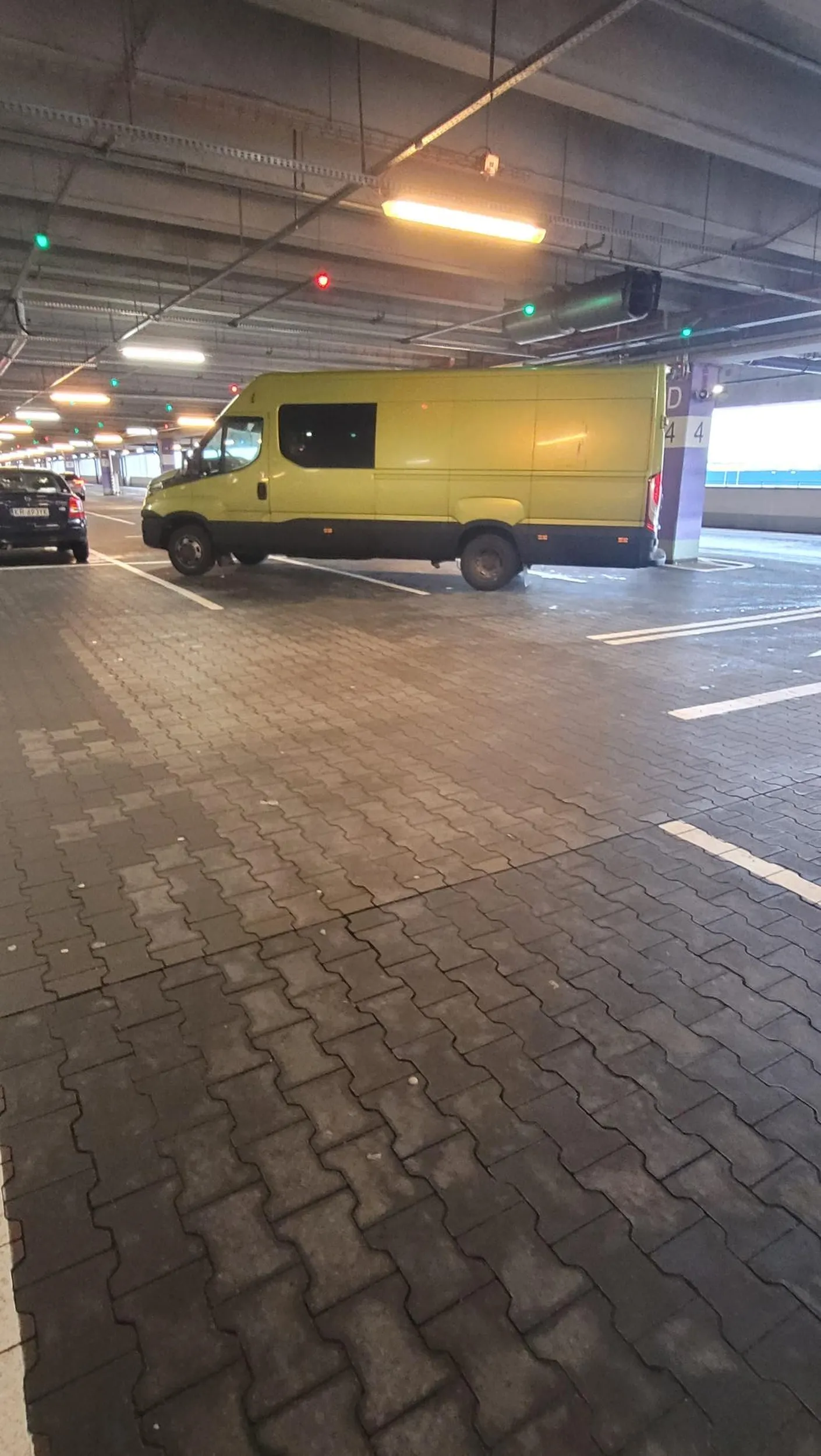 Zamiast stanąć prosto i zająć dwa miejsca lepiej stanąć skosem i zablokować 4 plus część przejazdu na parkingu.. szkoda słów