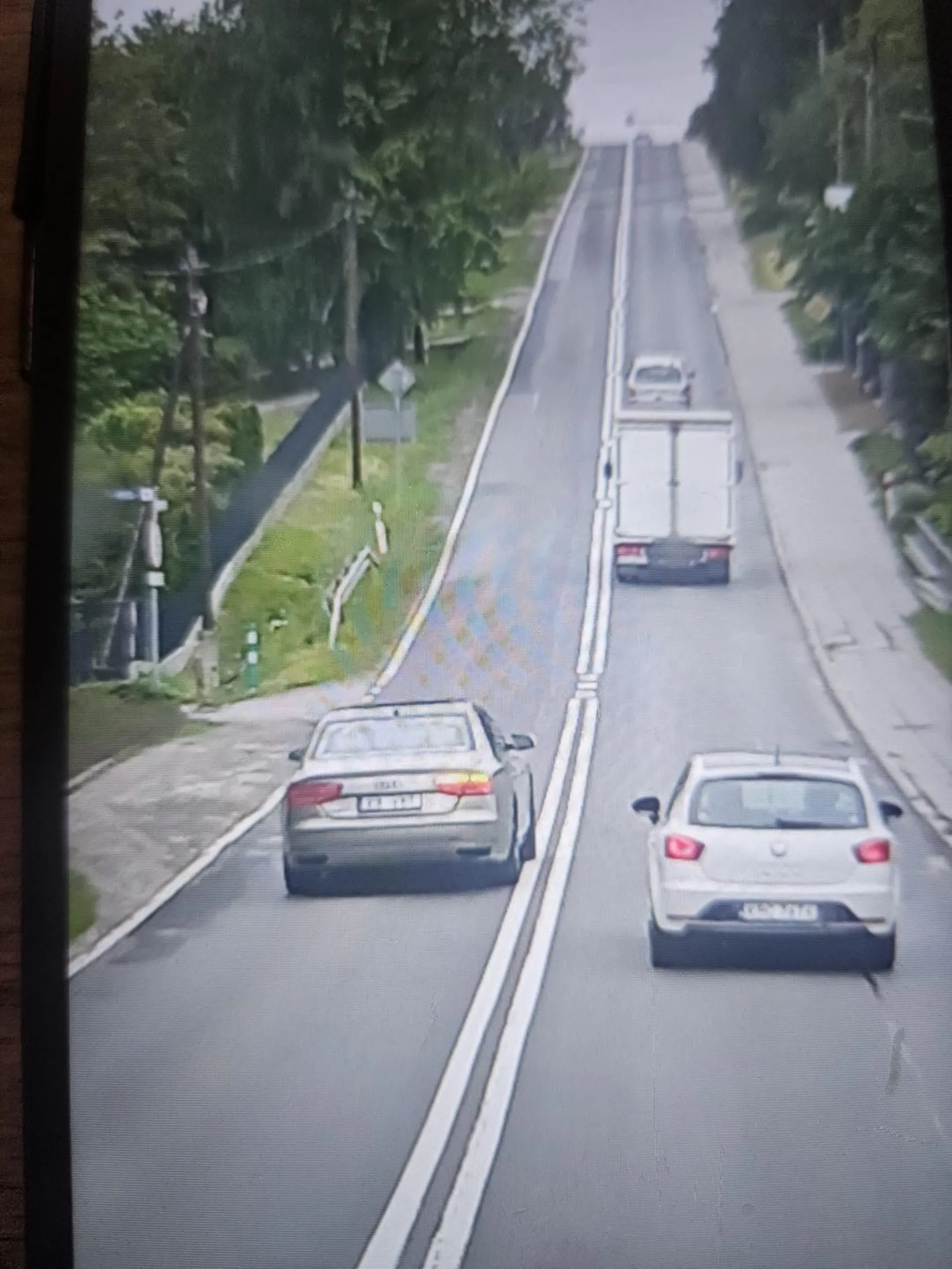 Mam nadzieję że policja sie tym zainteresuje, na podwójnej ciągłej przy bocznej drodze