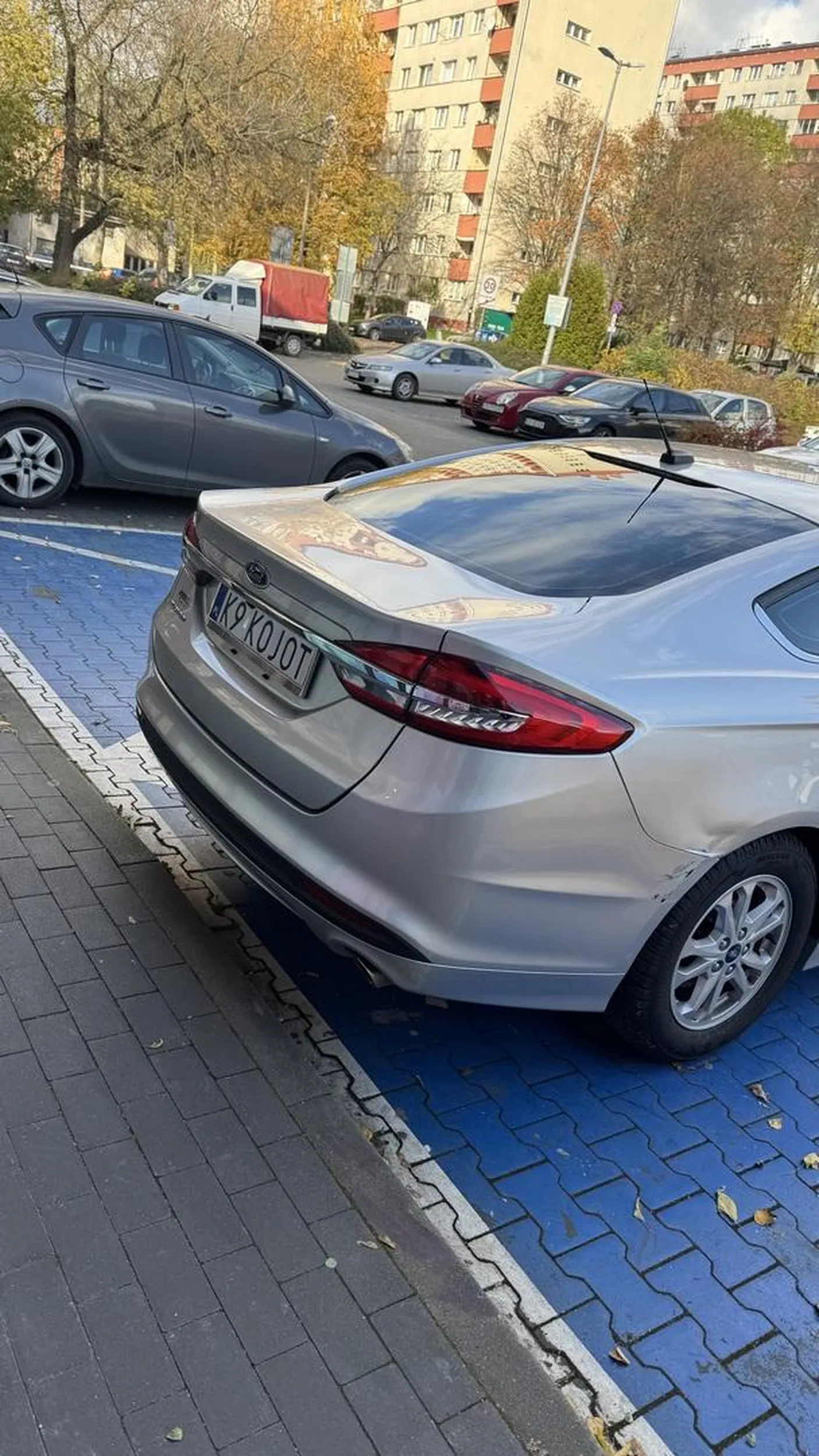 Bezprawnie parkuje na miejscu dla niepełnosprawnych, sprawdziłem przód - nie posiadał plakietki. Ale rozumiem, że chciał kojot mieć blisko do siłowni. Fajnie, że znalazłeś parę stówek na takie niesamowite blachy, szkoda tylko, że z daleka widać, że auto po dzwonie ze Stanów i na dodatek bieda wersja. Naucz się parkować kasztanie.