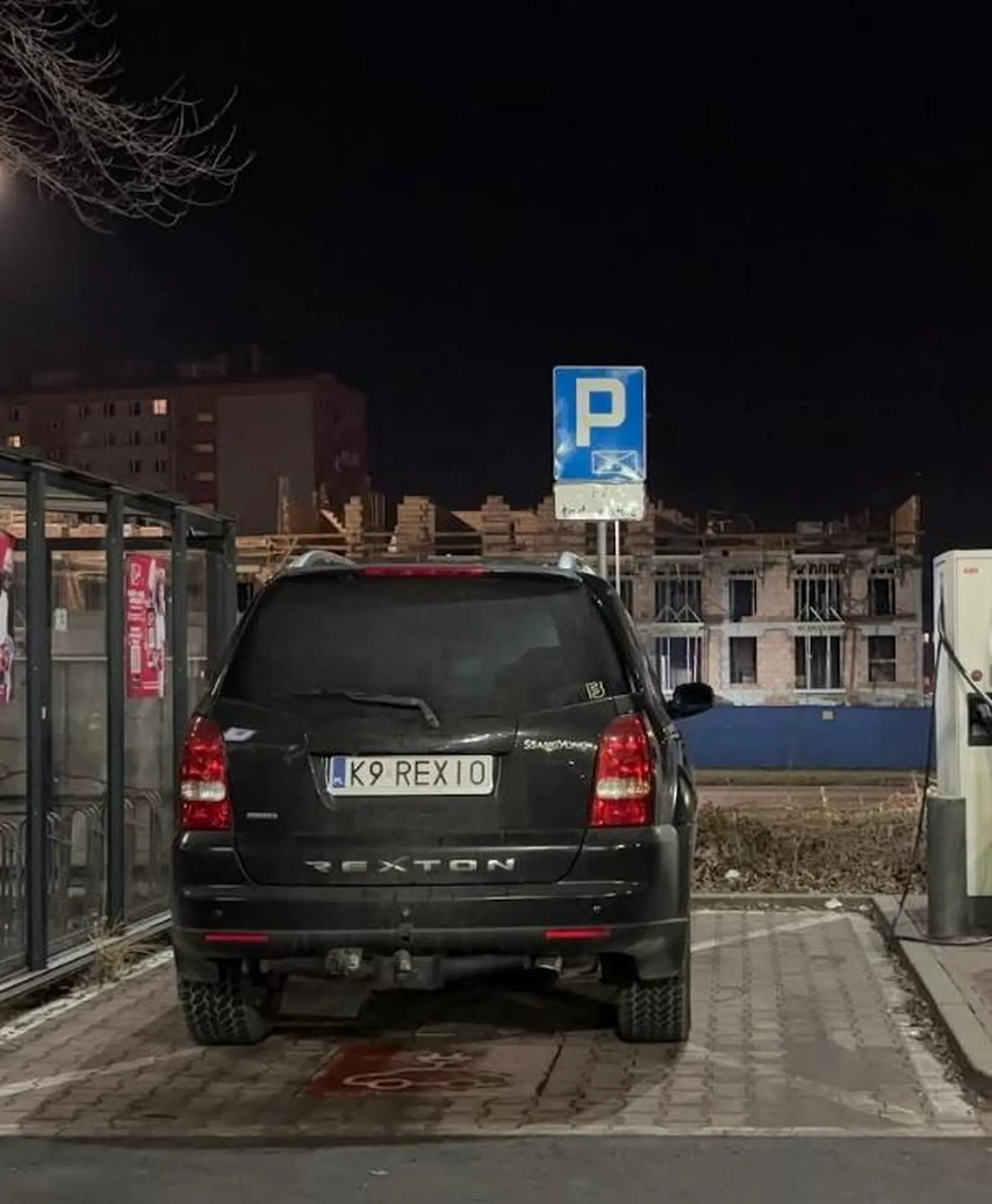 Pan chodzący tatuaż blokuje ładowarkę