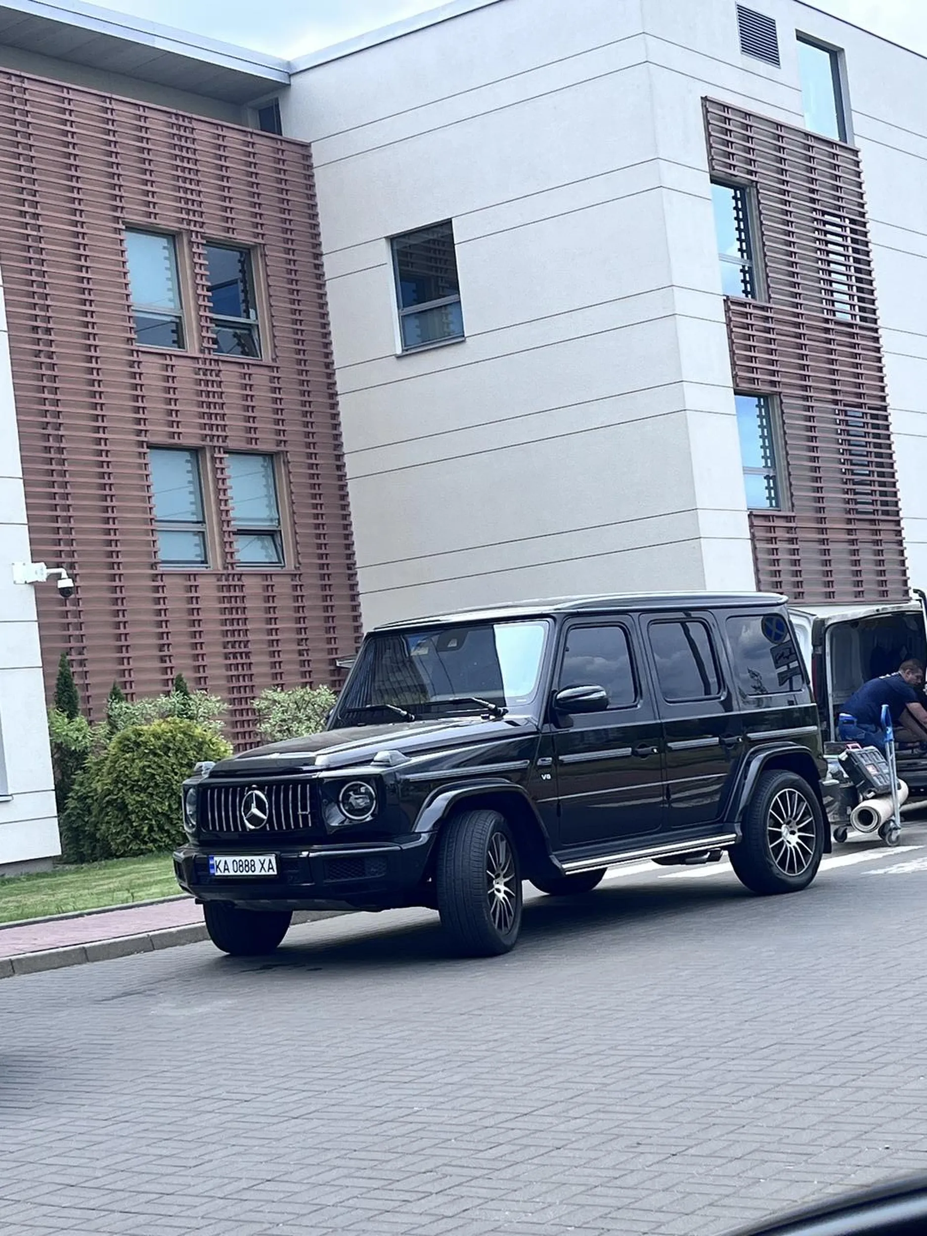 Bohaterski batalion monaco blokuje przejscie dla pieszych na terenie szpitala przed ruskimi czolgami. Na zwrocenie uwagi bylo to uciekaj szybko blac