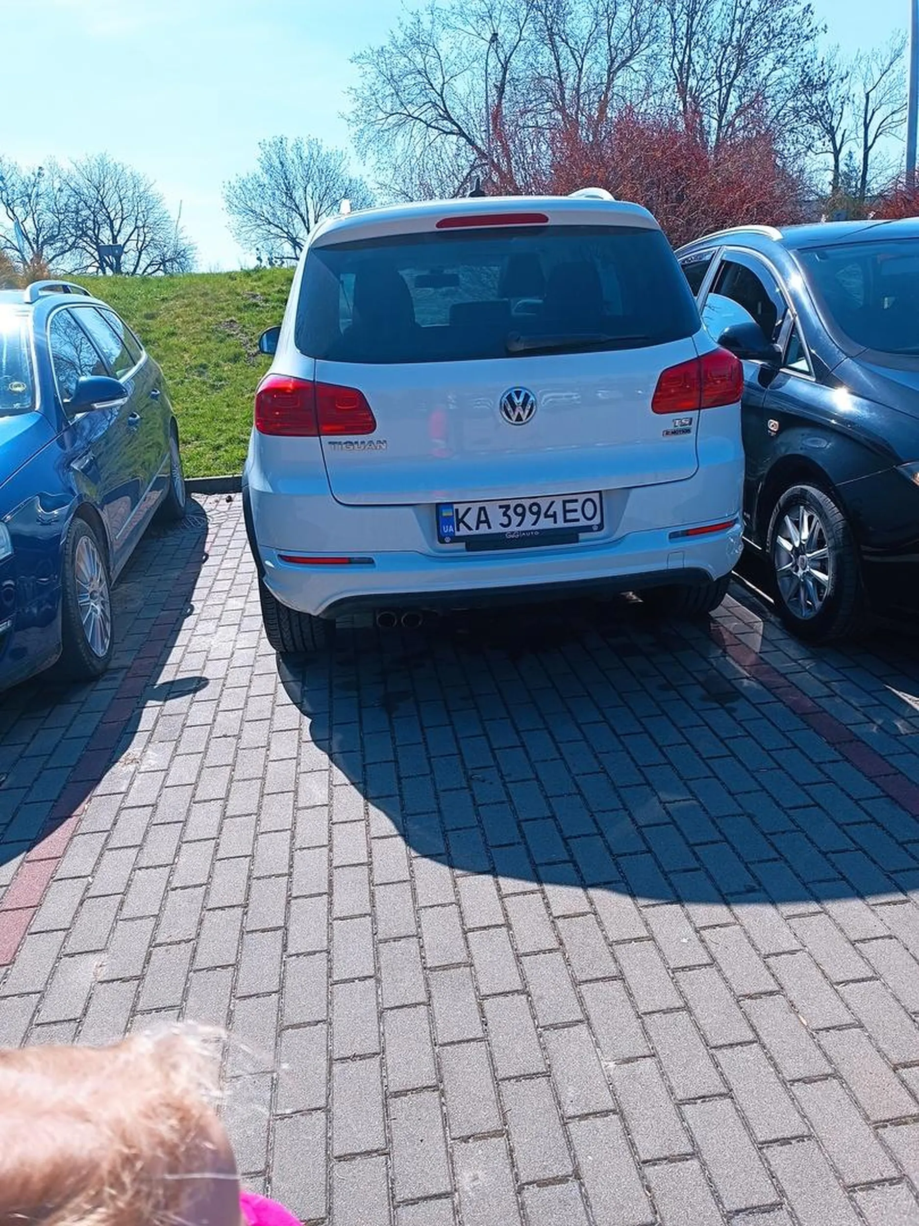 Na Ukrainie nie uczą jak się parkuje ?! Może pora wrócić do siebie na front a nie zastawiac komuś auta !!