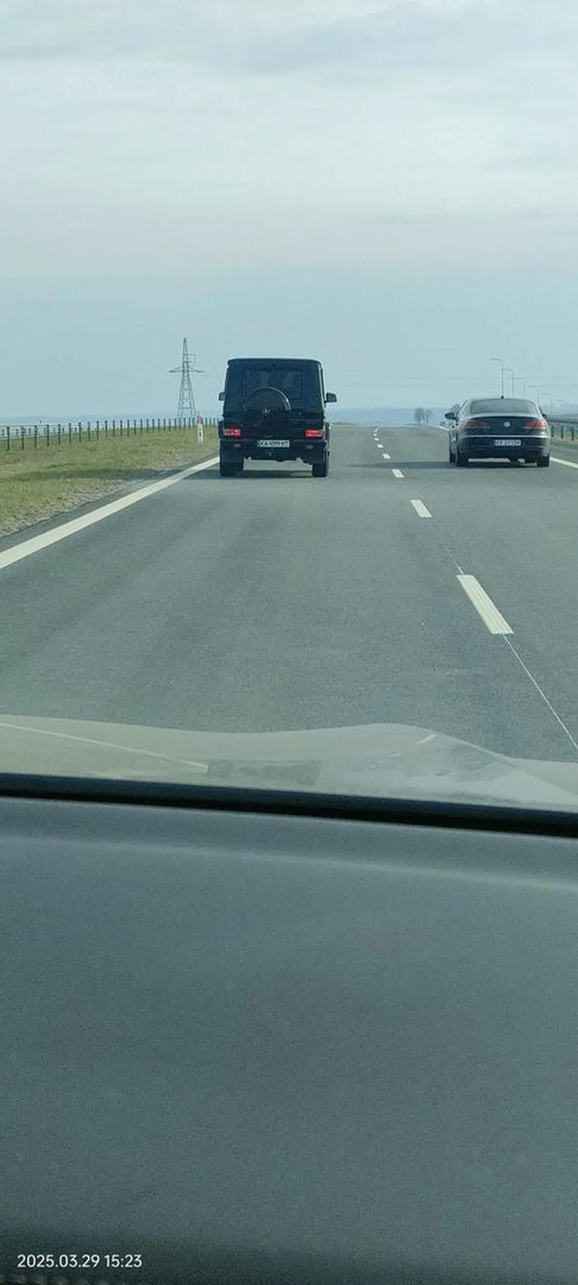 Ten kierowca jedzie lewym pasem, nie zjeżdża, blokuje przejazd. Nie używa kierunkowskazów.