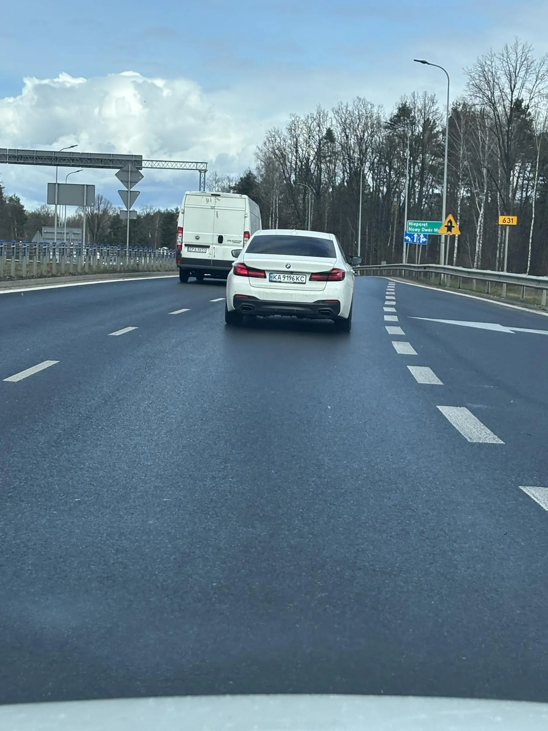 UWAGA PIRAT DROGOWY Z pełną prędkością wyjechał przede mnie kiedy zjeżdżałem w zjazd. Hamowałem awaryjnie inaczej byłaby kraksa...