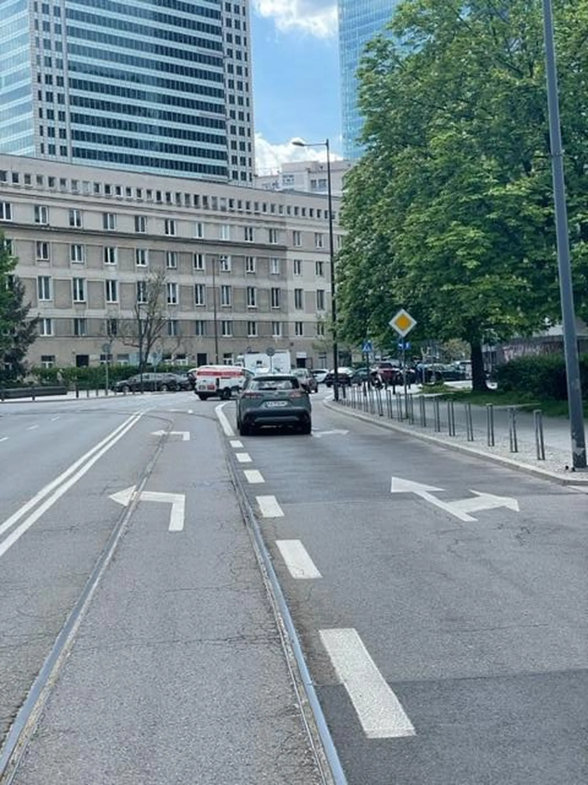 wulgarna pani kierownica, uwazac na nia bo jezdzi lamiac przepisy