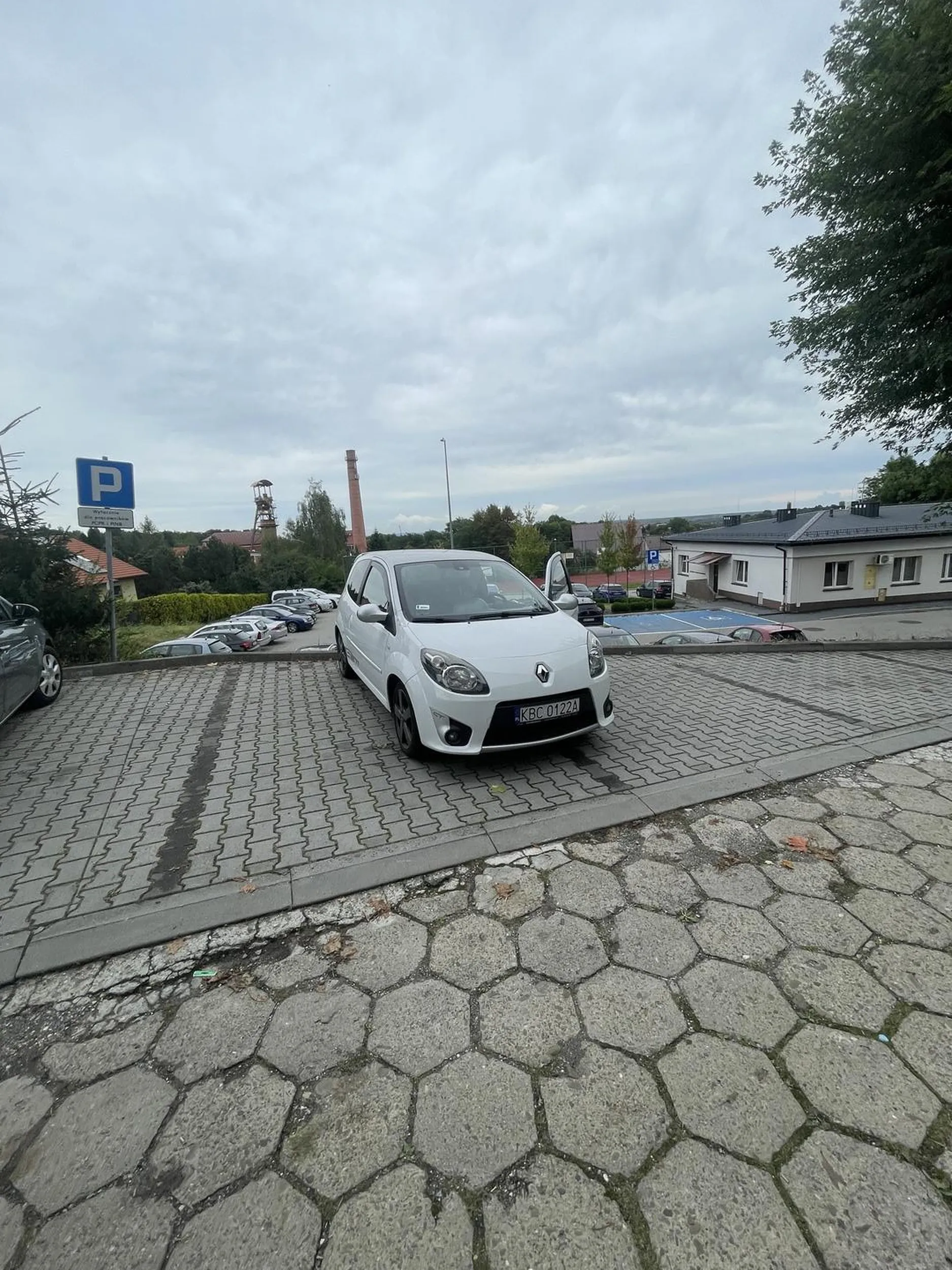 Pozdrawiam pana z twingo co parkuje na dwóch miejscach na pustym parkingu oby więcej takich wyczynów