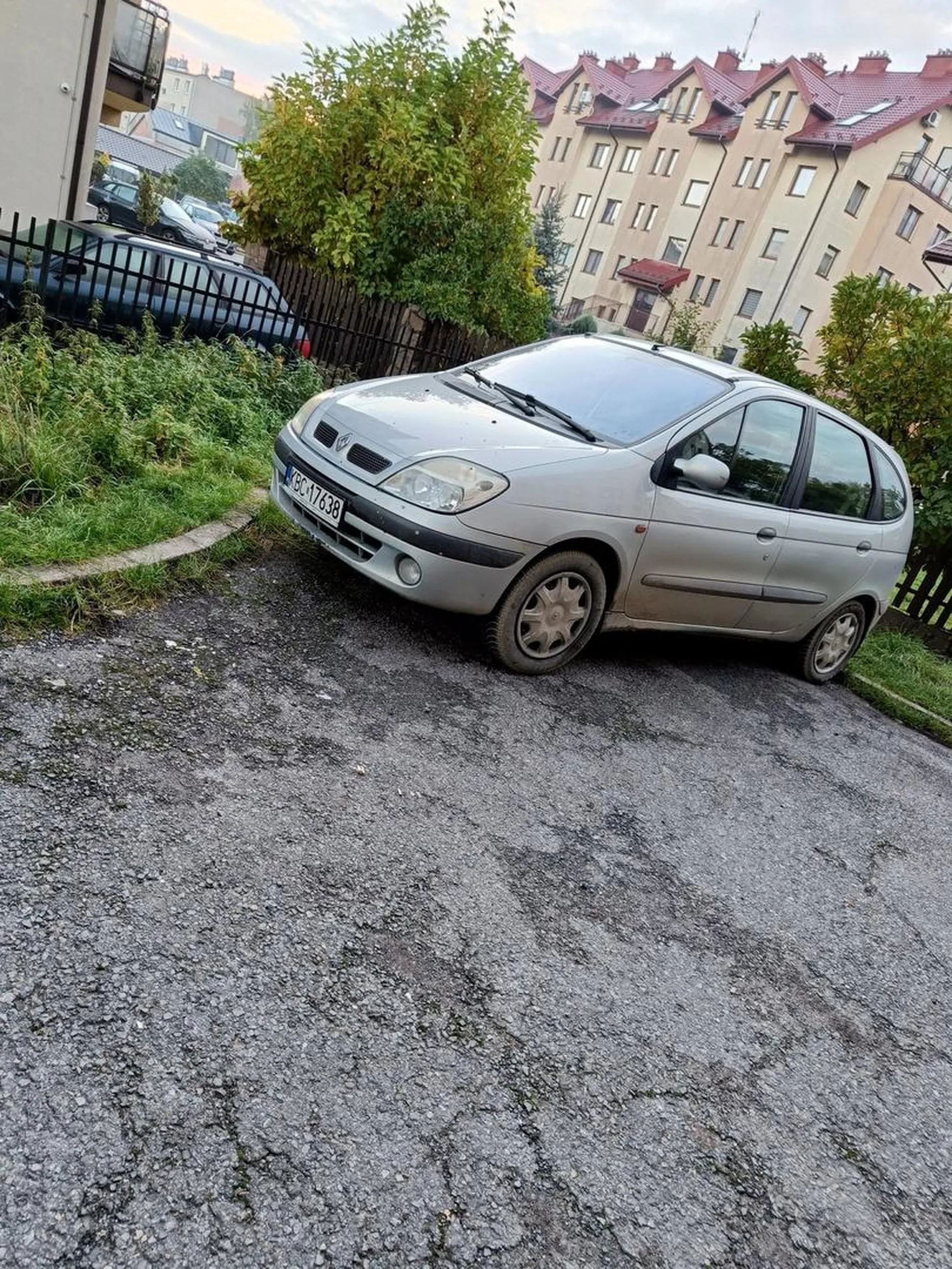 Rzeczywiście ciężko jest tak zaparkować żeby dwóch miejsc nie zająć.